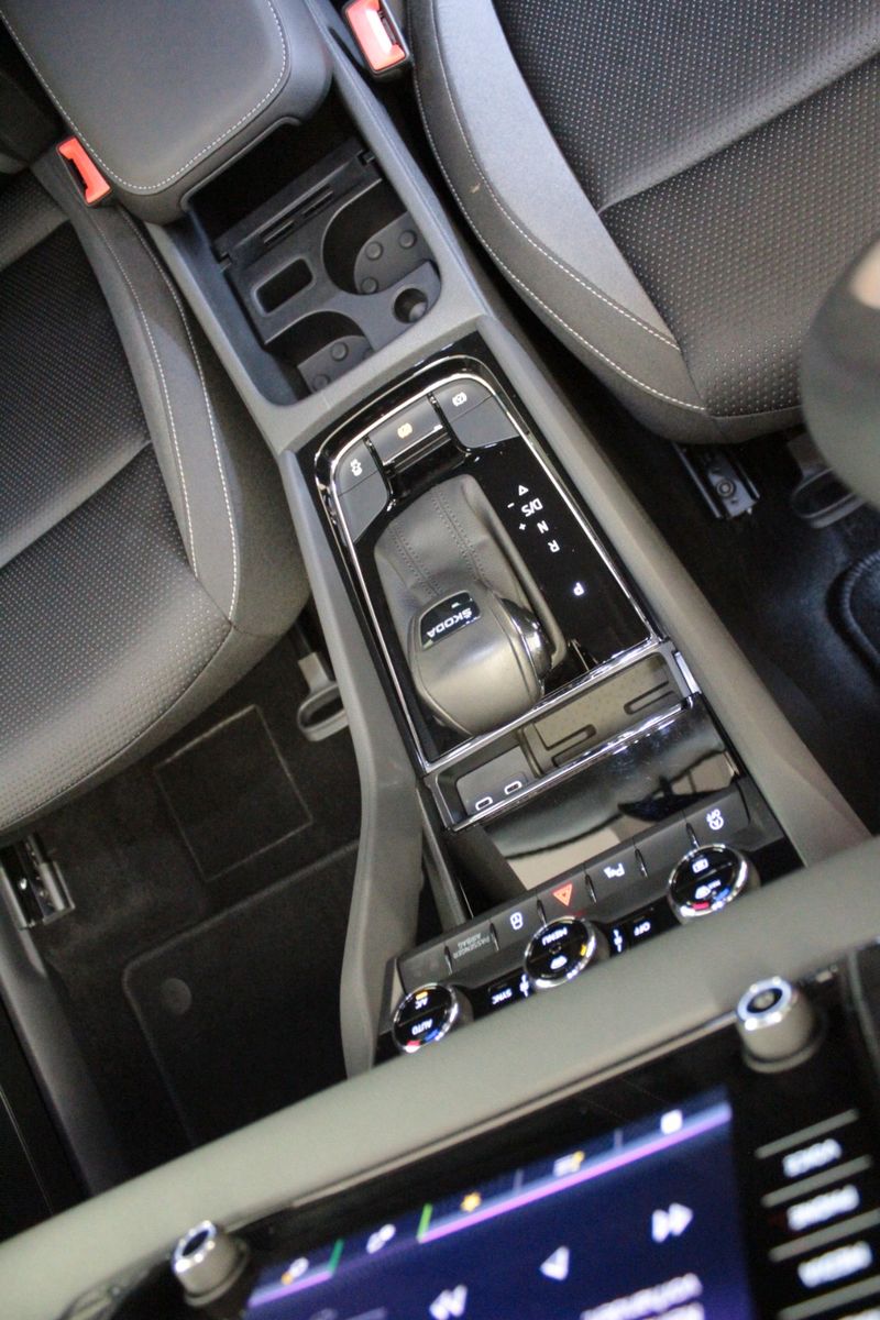 Fahrzeugabbildung SKODA Karoq 1.5l TSI ACT DSG TOUR  AHK schwenkbar
