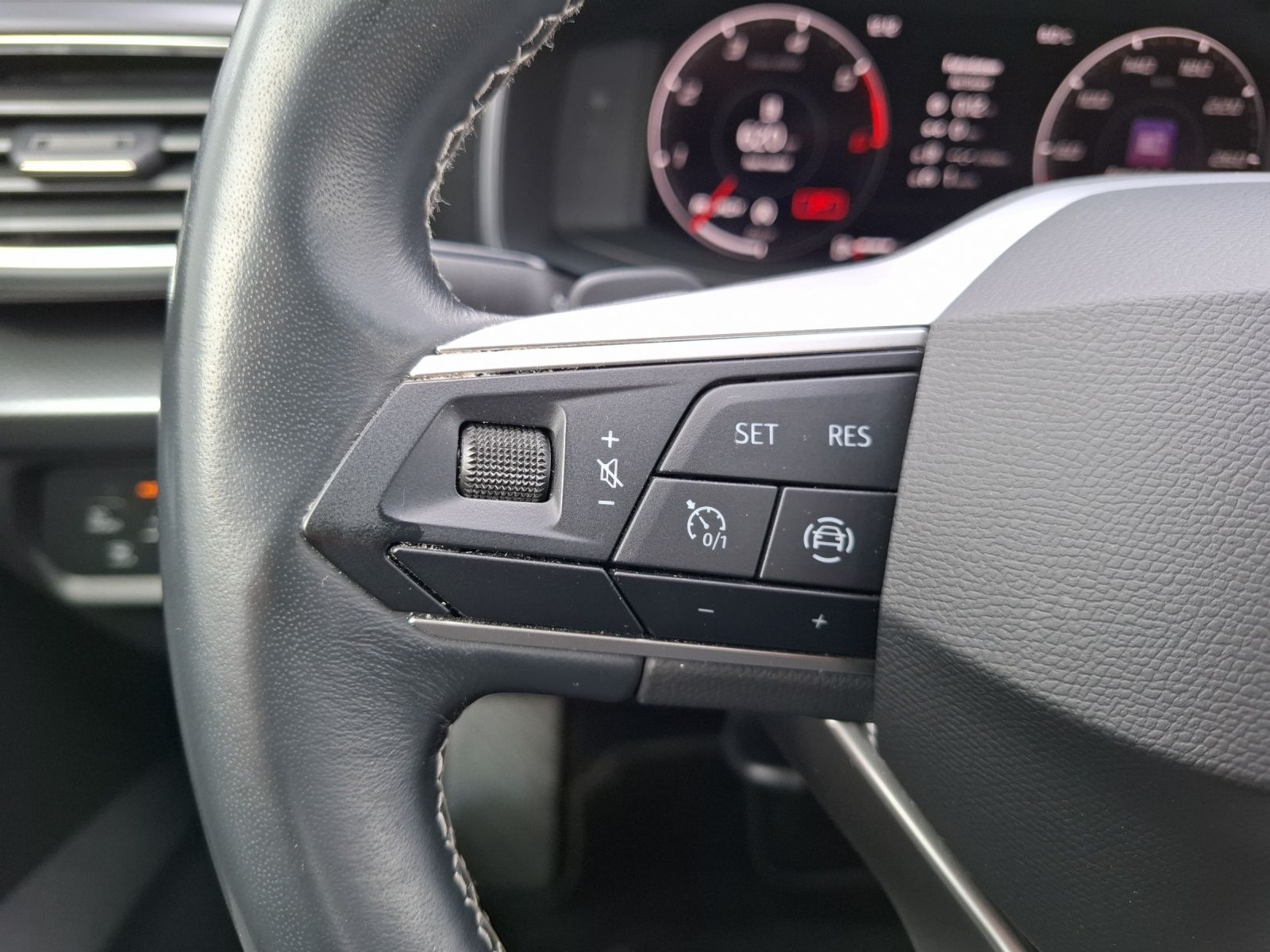 Fahrzeugabbildung SEAT Leon ST TDI Style DSG LED AHK Navi AID GRA PDC S