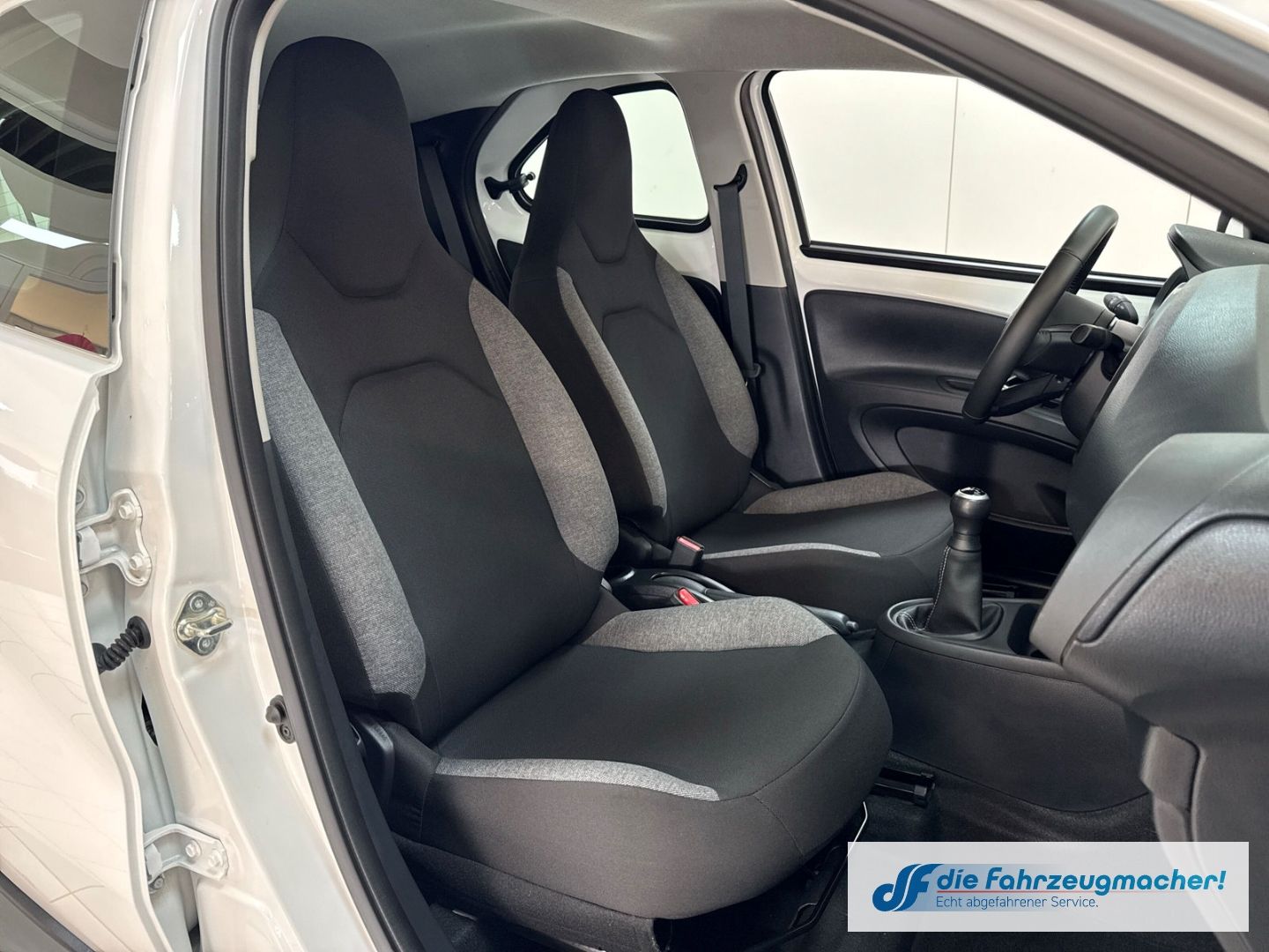 Fahrzeugabbildung Toyota Aygo X Play Apple CarPlay Android Auto Mehrzonen