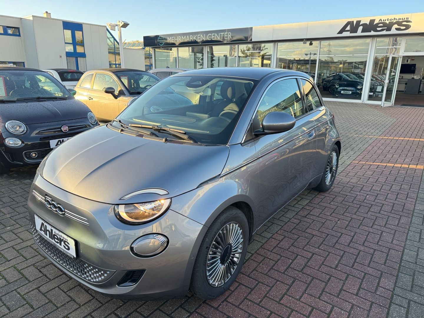 Fiat 500e +KAMERA+SITZHEIZUNG+CARPLAY+TOTWINKEL+PDC+K imagem 3