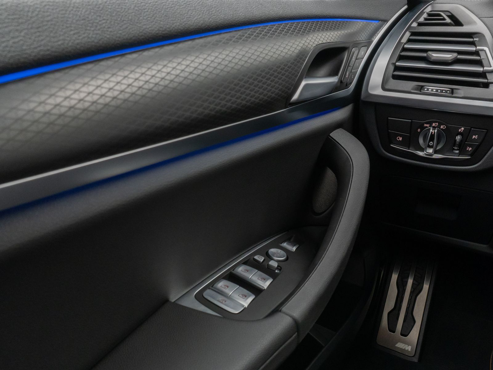 Fahrzeugabbildung BMW X3 M40i  Kamera Laser HUD DAB H/K ACC Komfort