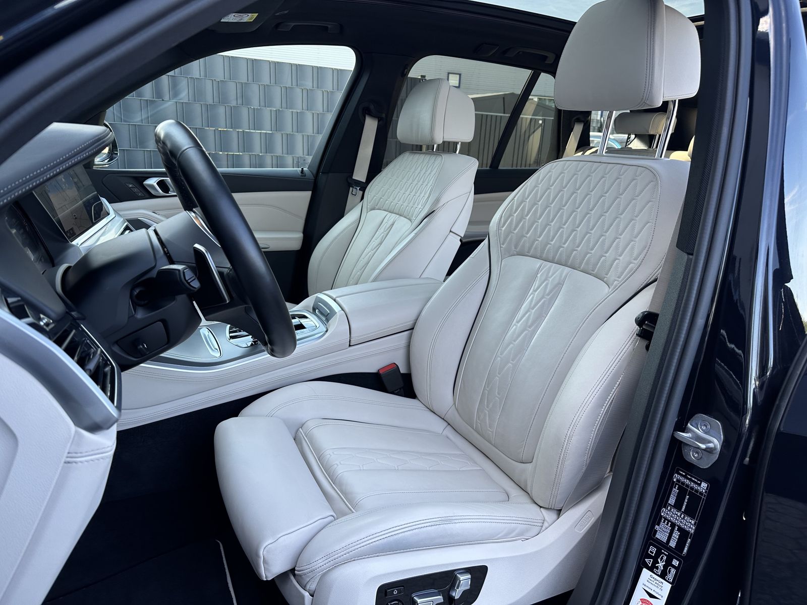 Fahrzeugabbildung BMW X5 xDrive40d M-Sport NAV+LASER+PANO+HEAD-UP+22ZO