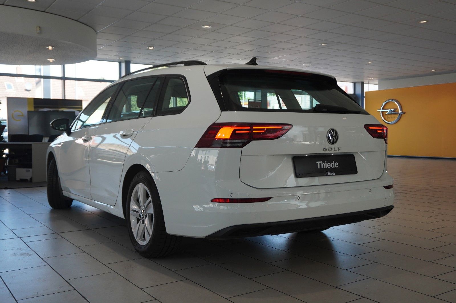 Fahrzeugabbildung Volkswagen Golf VIII Variant 1.5 TSI LIFE NAVI/LED/SHZ/VIRT