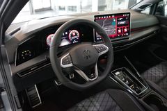 VW Golf 1.5 eTSI R-Line Black Style | Pano | HuD VW Golf 1.5 eTSI R-Line Black Style | Pano | HuD