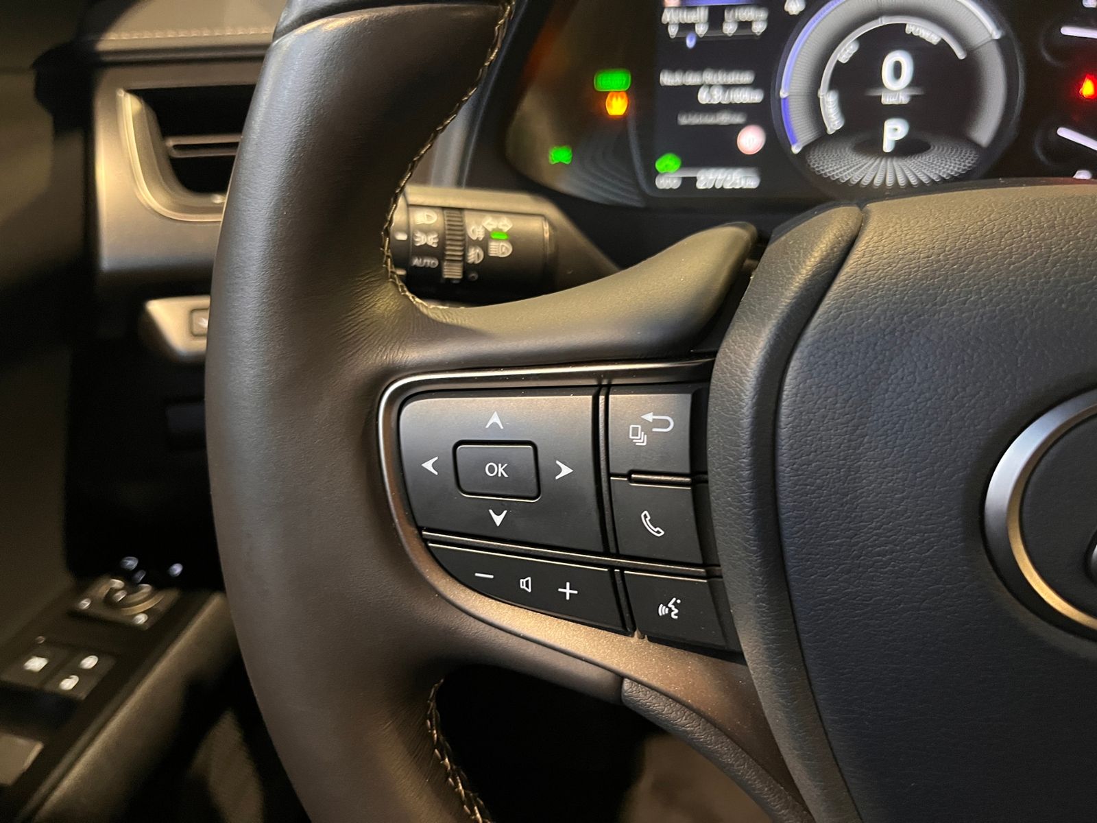 Fahrzeugabbildung Lexus UX 250h Launch Edition LED NAV SHZ PDC RFK 17"