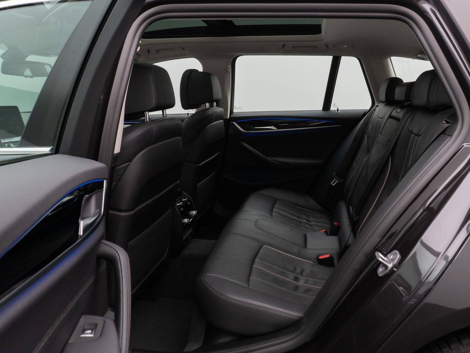 Fahrzeugabbildung BMW 530d Panorama Laser Kamera HUD DAB HiFi Komfort