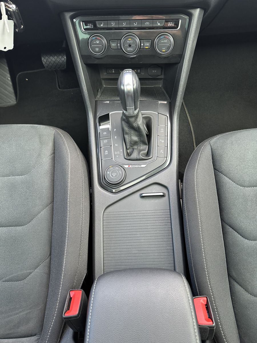 Fahrzeugabbildung Volkswagen Tiguan 2.0 TSI 4M R-Line NAV+LED+AHK+KAM+PANO+AC