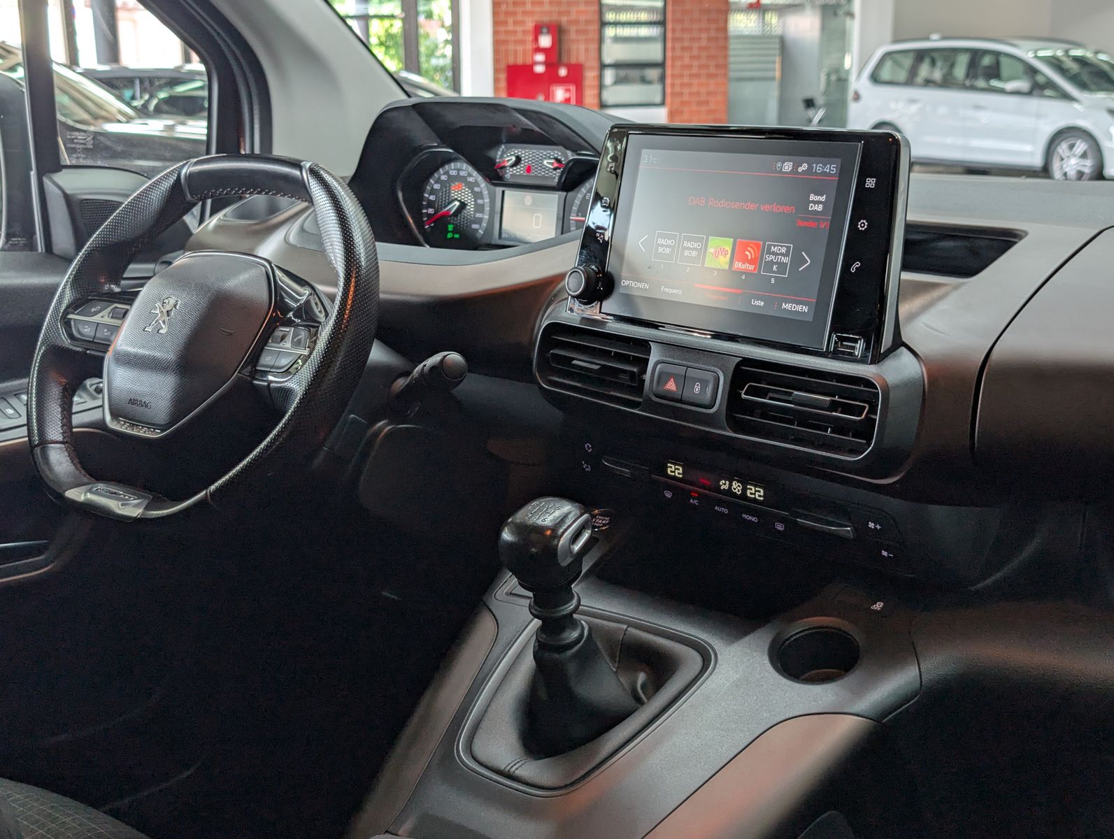 Fahrzeugabbildung Peugeot Rifter GT N1 L1 PANO XENON APP TEMP KAM ALU 17"