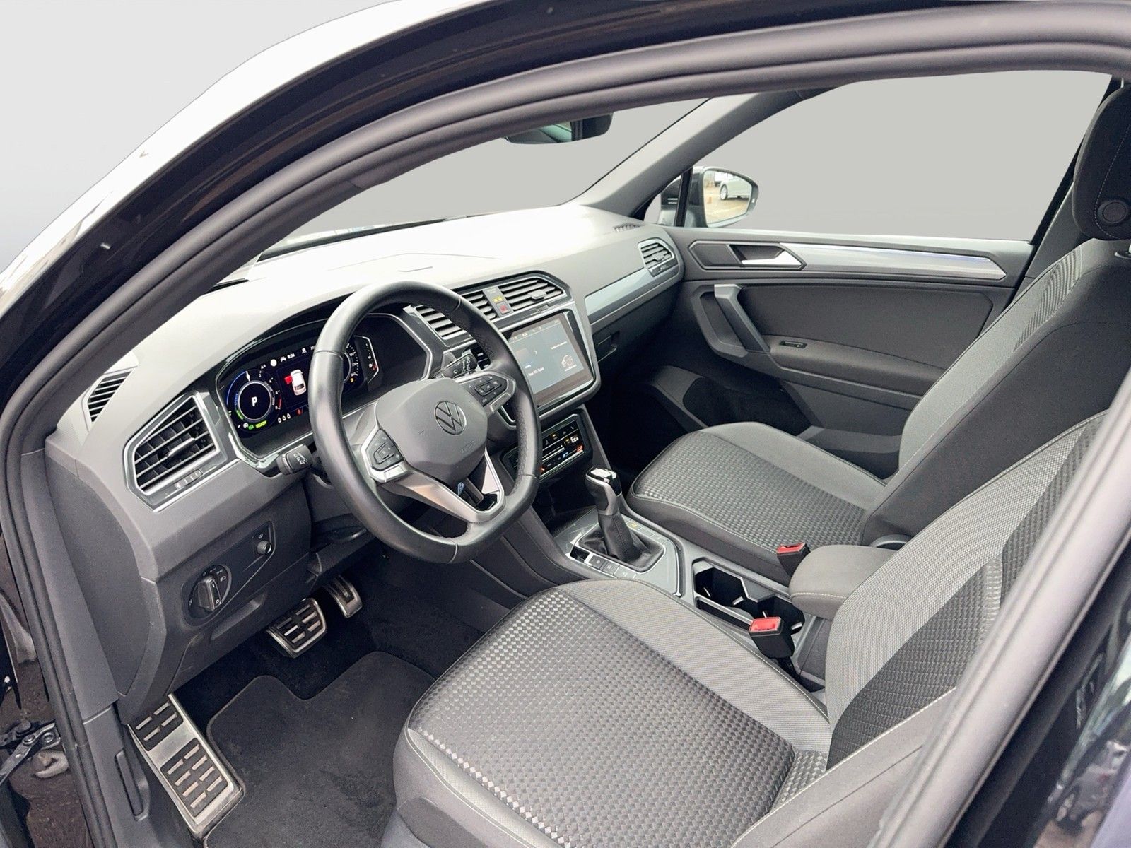 Fahrzeugabbildung Volkswagen Tiguan eHybrid Active DSG LED AHK Navi HUD AID A