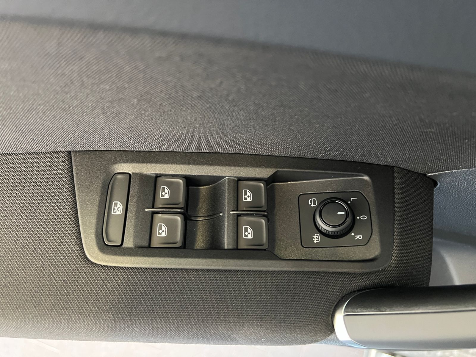 Fahrzeugabbildung Volkswagen Touran Comfortline 1.5 TSI DSG *AHK, LED, 7Sitze