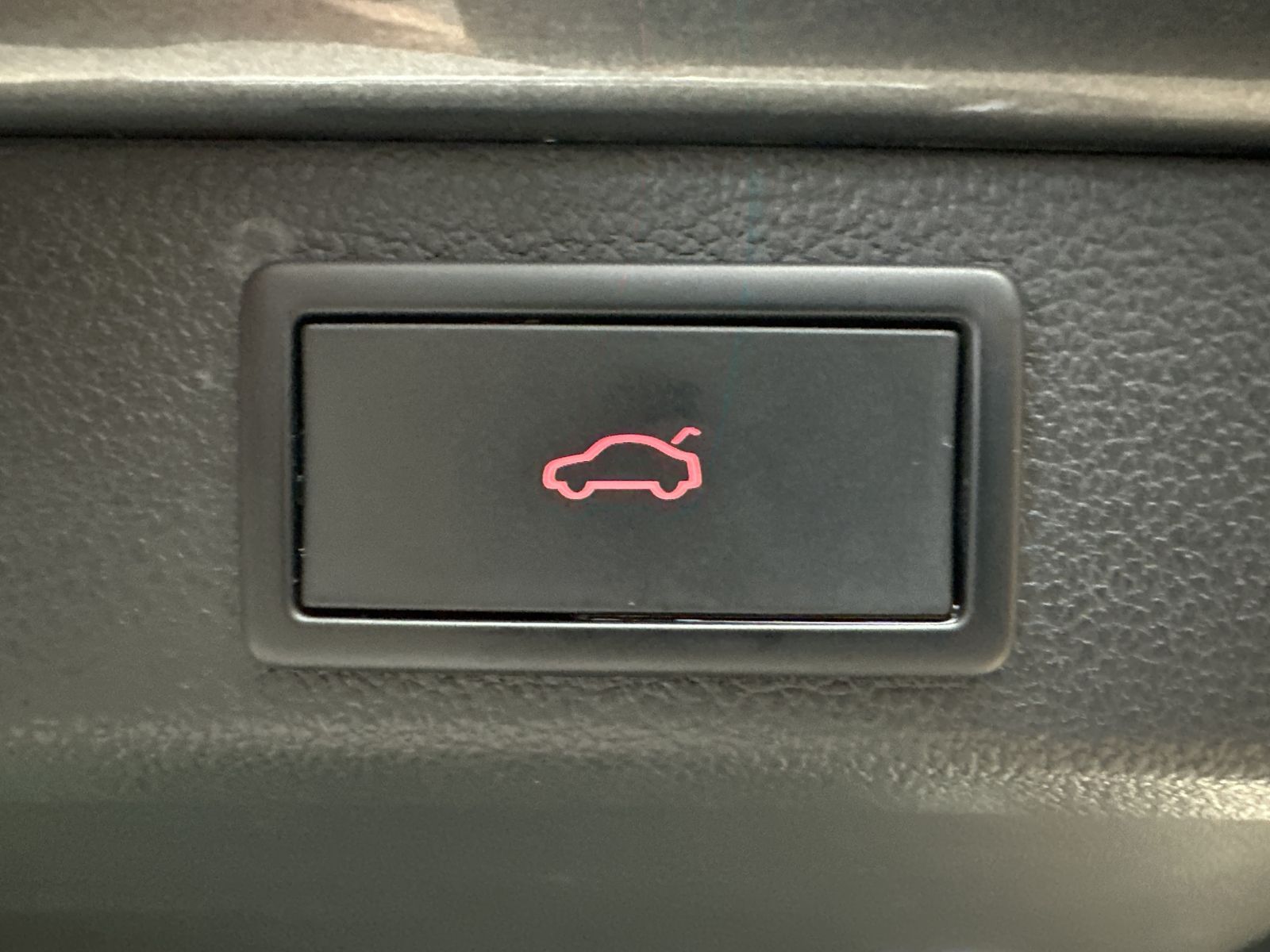 Fahrzeugabbildung SKODA Superb Combi 2.0 TDI DSG Sportline NAV+LED+PANO