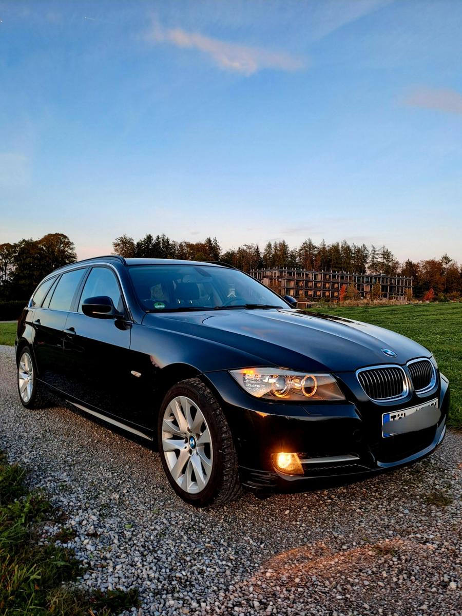 BMW 318 2012 — interior