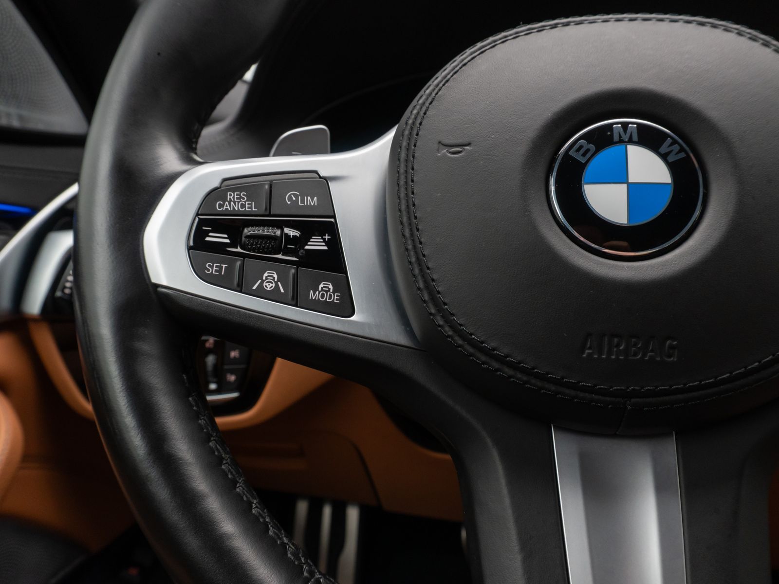 Fahrzeugabbildung BMW M550i xD B&W Laser 360°HUD DAB Komfort 20Zoll