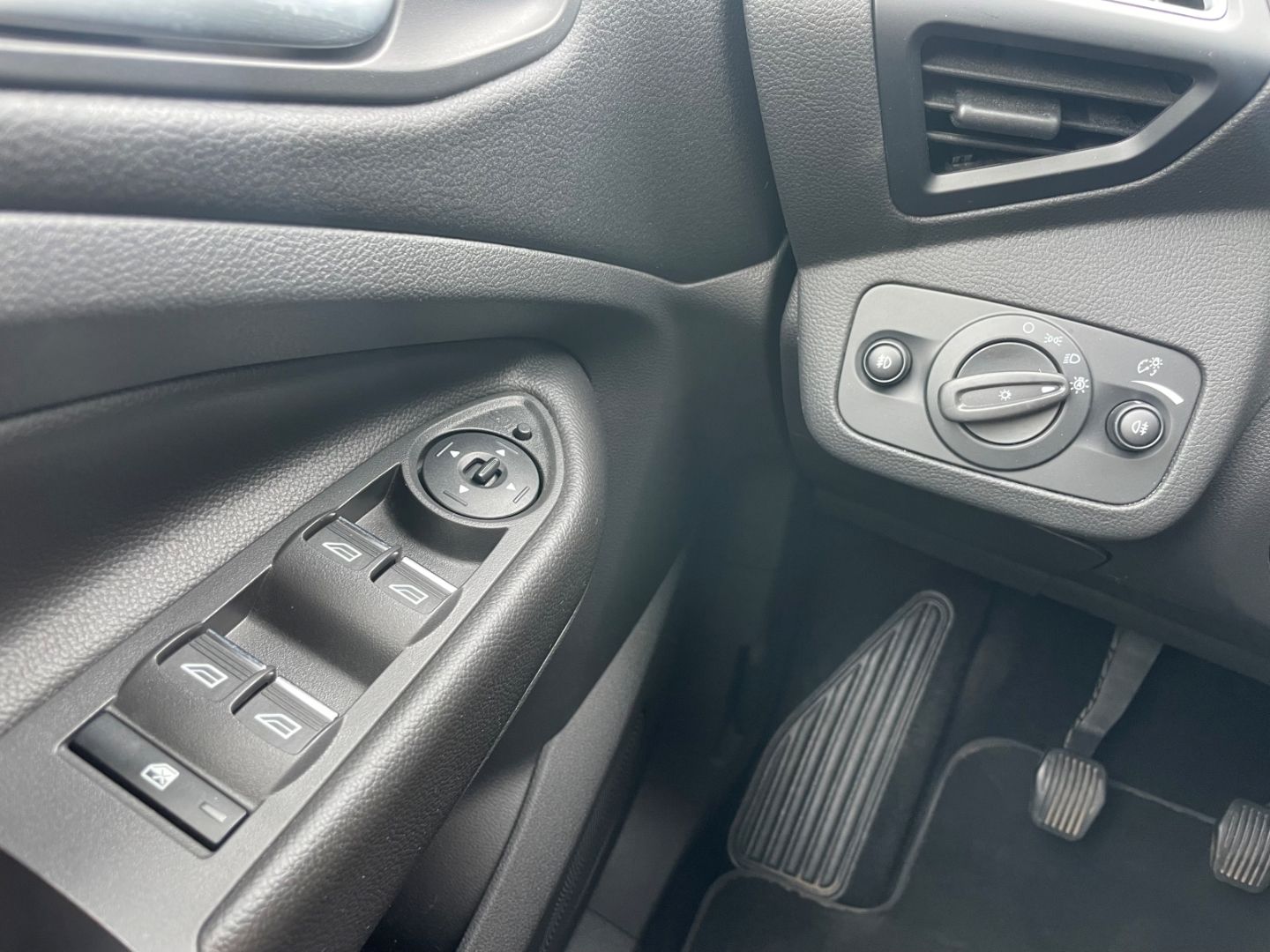 Fahrzeugabbildung Ford Kuga Titanium AHK Navi Tempomat PDC SHZ heizbWSS