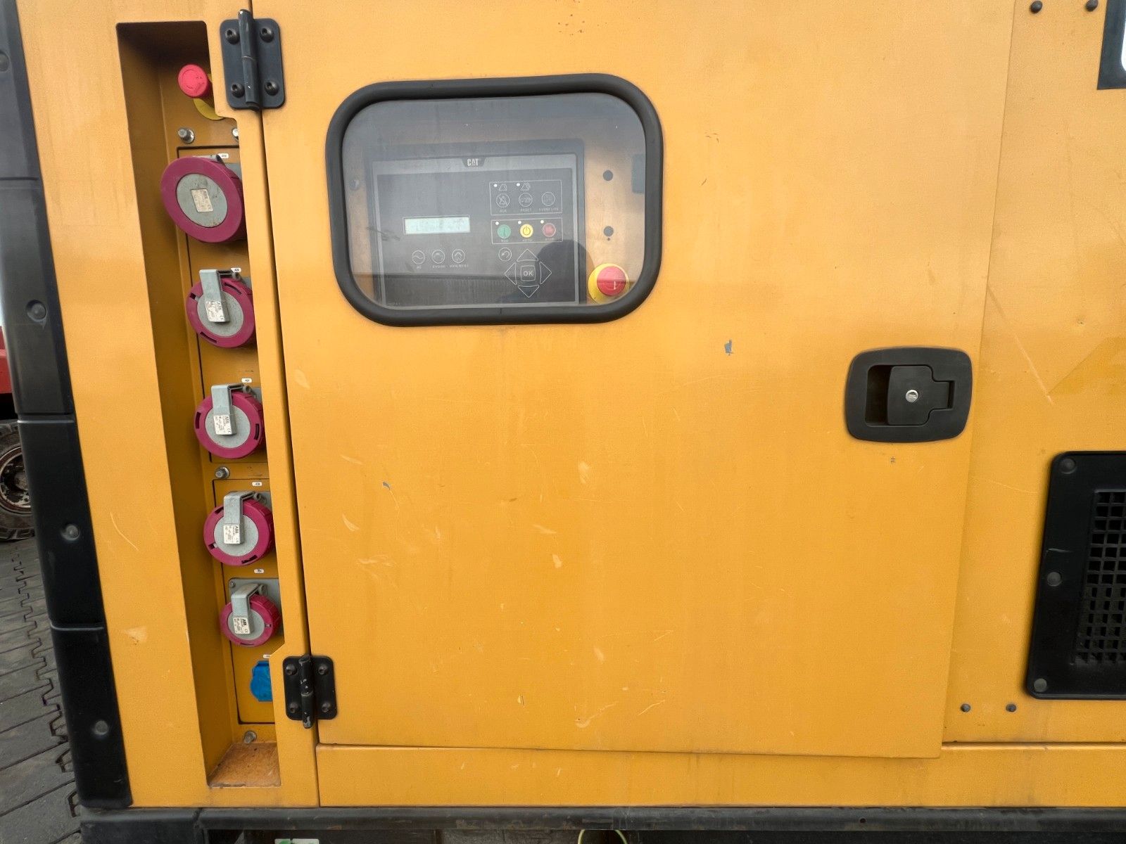 Fahrzeugabbildung CAT DE110E2 Stromerzeuger / 100KVA / 2016 / 16.703h