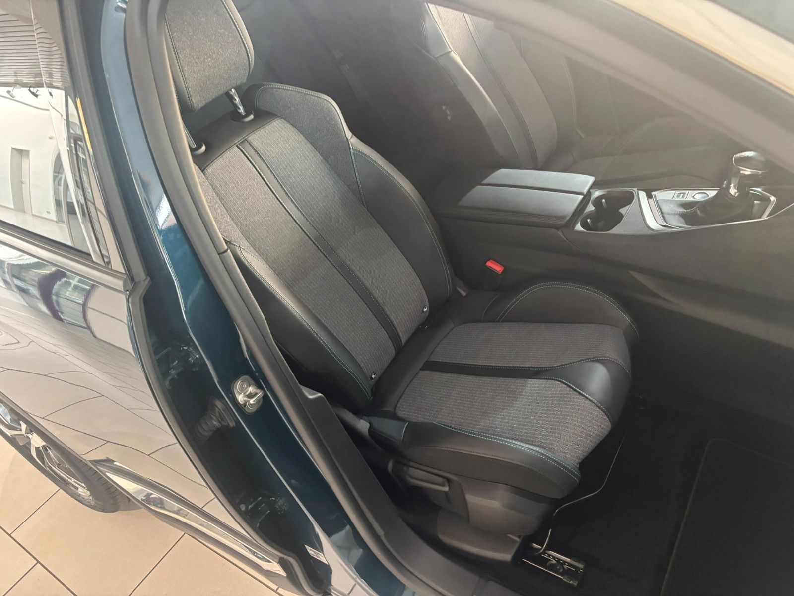 Fahrzeugabbildung Peugeot 3008 1.2T ALLURE PACK NAVI/LED/SPORT/VIRT/PDC