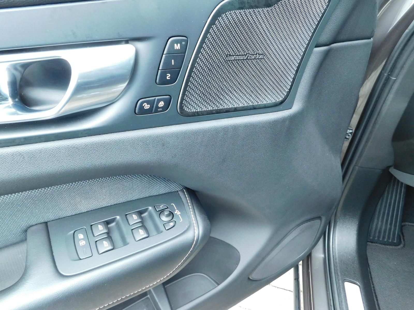 Fahrzeugabbildung Volvo XC60 B4D AWD Plus Dark "Panoramadach"
