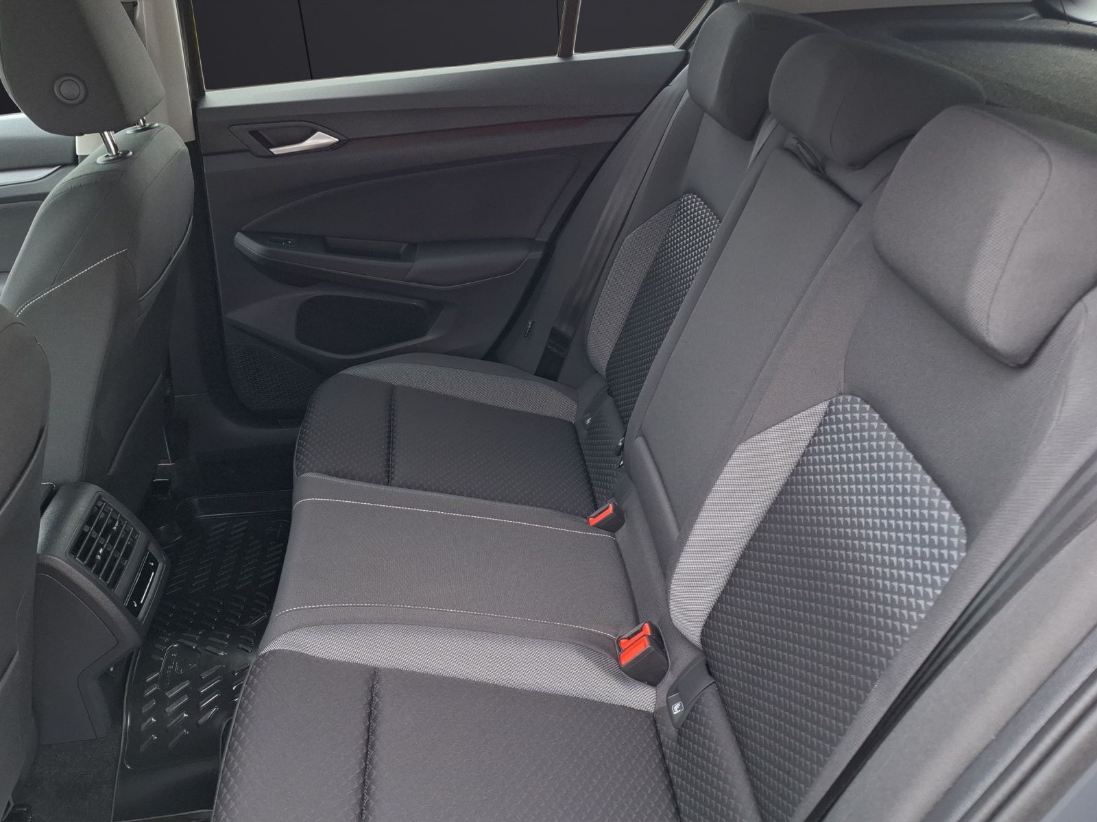 Fahrzeugabbildung Volkswagen Golf VIII TSI Active Standhzg. LEDplus Navi HUD