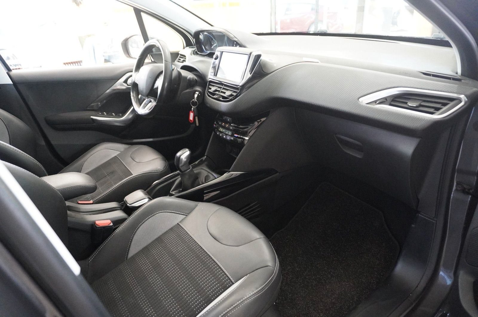 Fahrzeugabbildung Peugeot 2008 1.2 ALLURE NAVI/LED/KAMERA/SHZ/SPORT/TEMP.