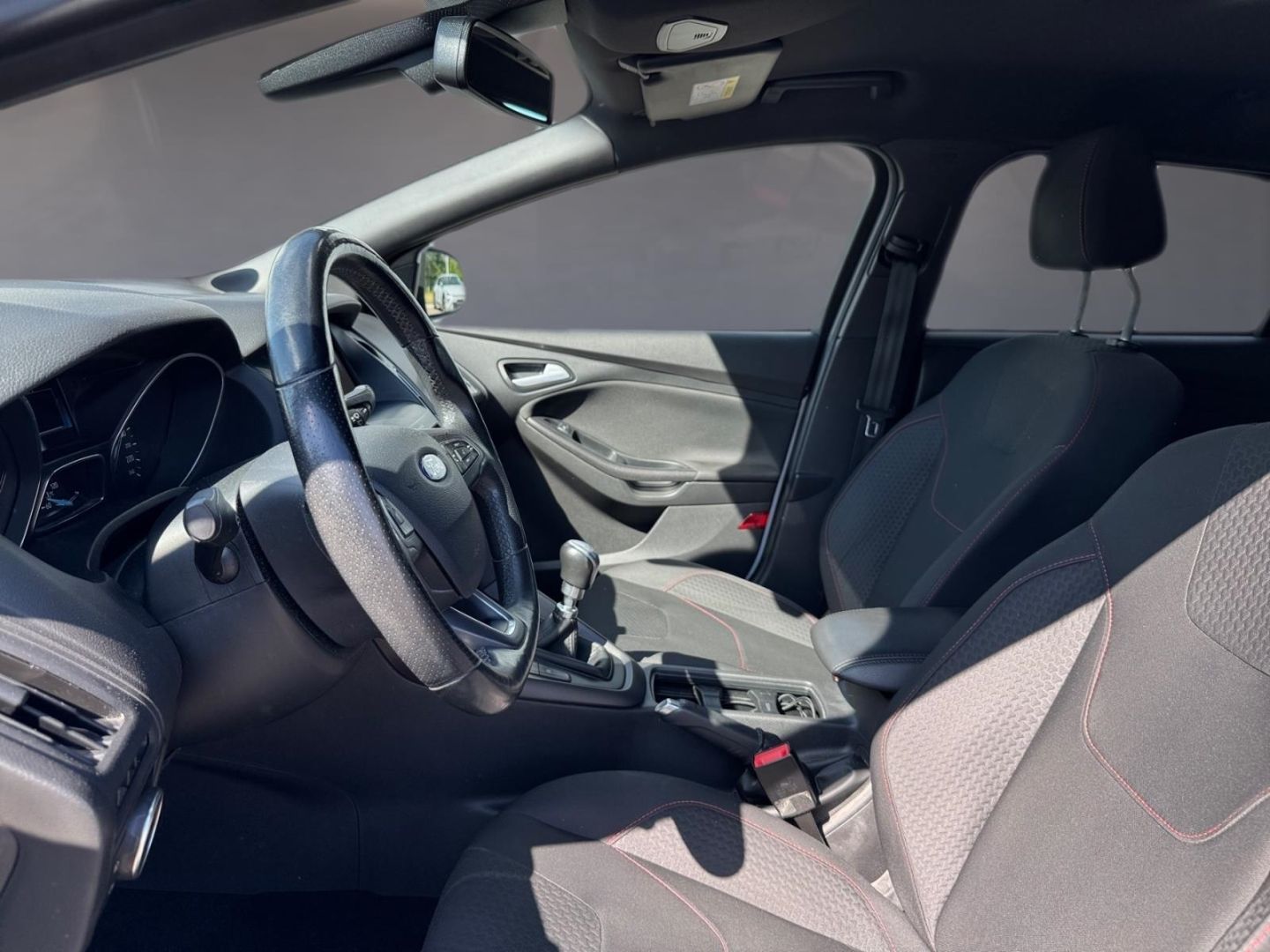 Fahrzeugabbildung Ford Focus Turnier ST-Line Sportpaket Navi Mehrzonenk
