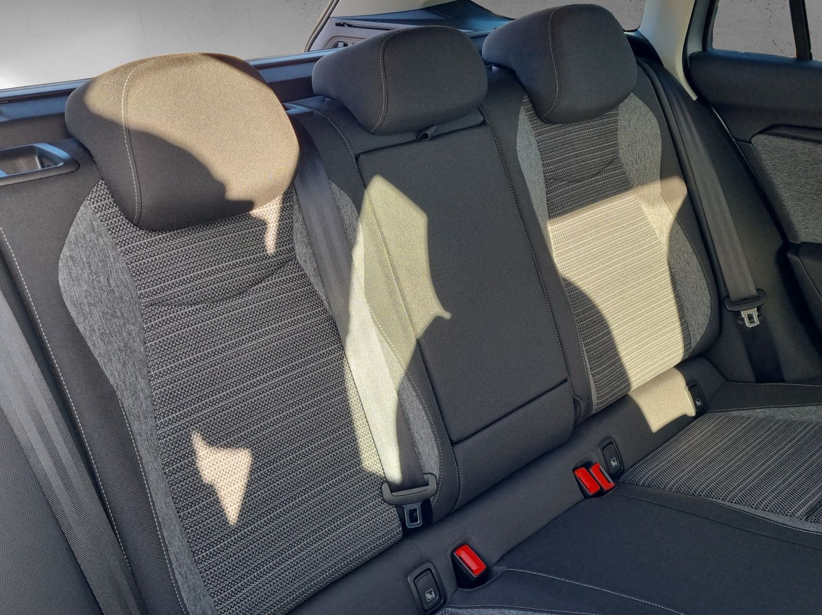 Fahrzeugabbildung SKODA Superb Combi Selection 2,0 TDI 142KW/193PS AHK