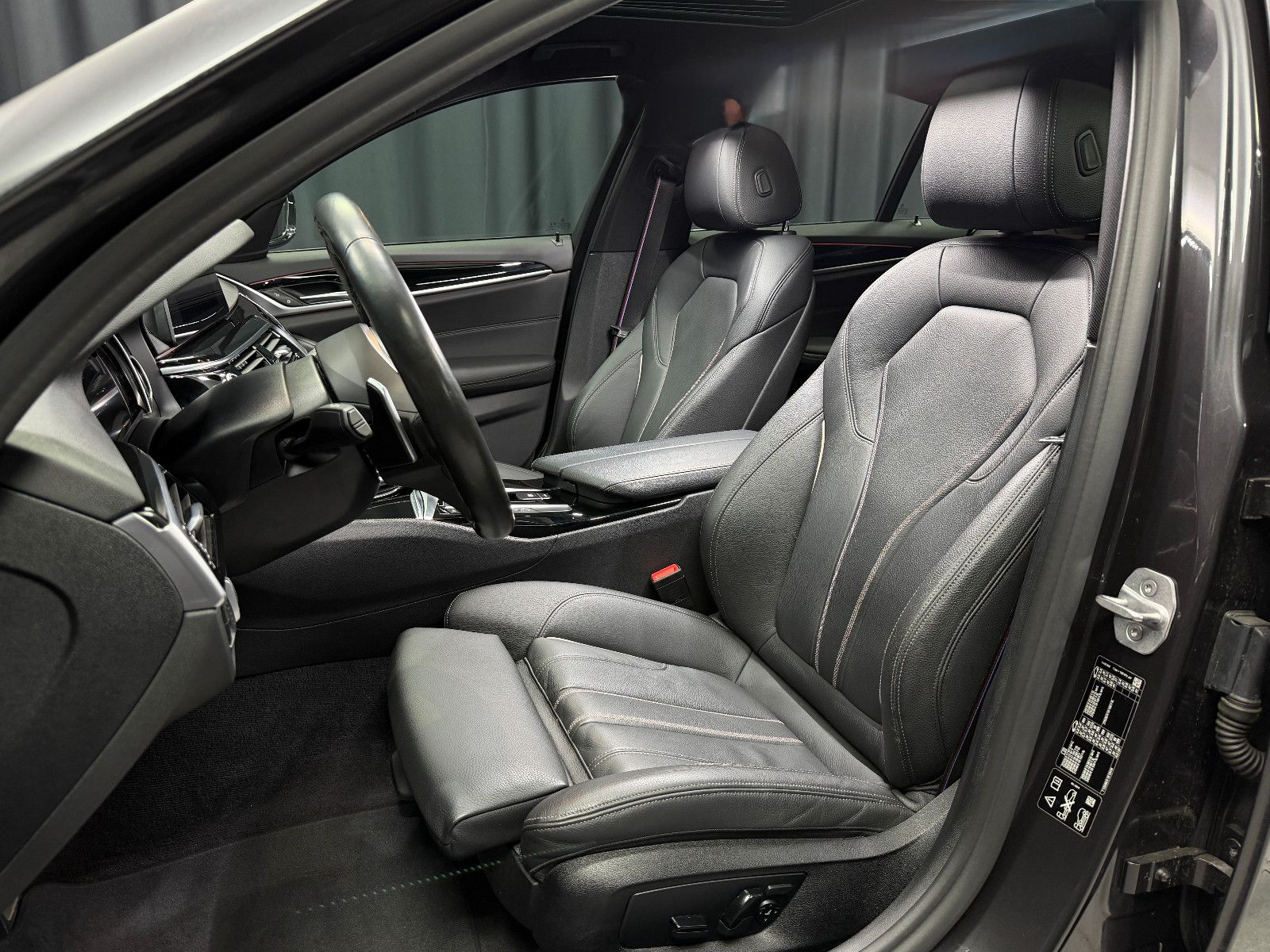 Fahrzeugabbildung BMW BMW 530i Lim xDrive M SPORT|HEAD-UP|360"|NAVI|