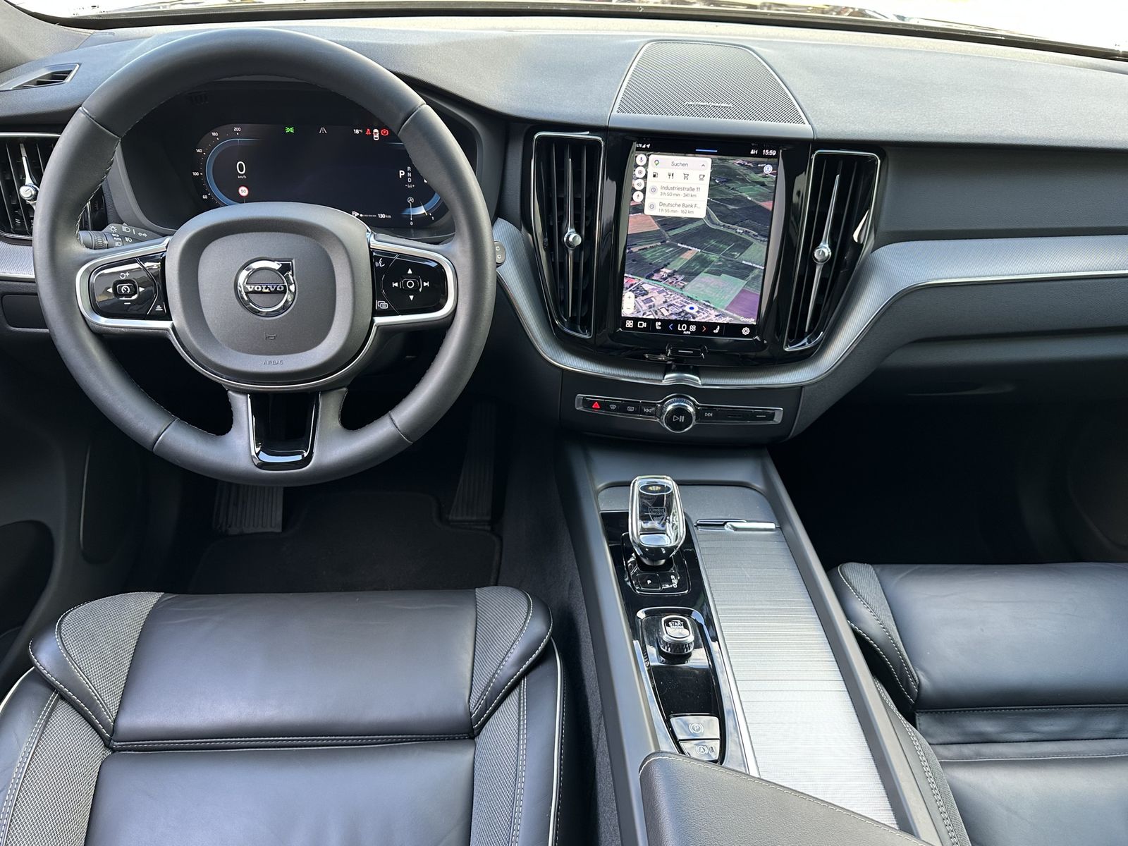 Fahrzeugabbildung Volvo XC60 B4 D Plus Dark NAV+LED+ACC+TOTW+AHK+H&K+1HD