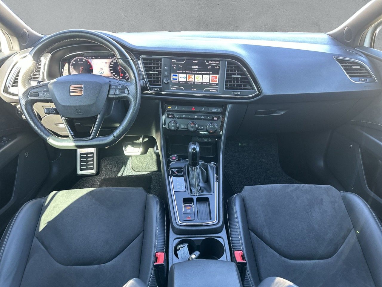 Fahrzeugabbildung SEAT Leon Cupra 2.0 TSI 213 kW (290 PS) 7-Gang-DSG - mit KI generiert/bearbeitet