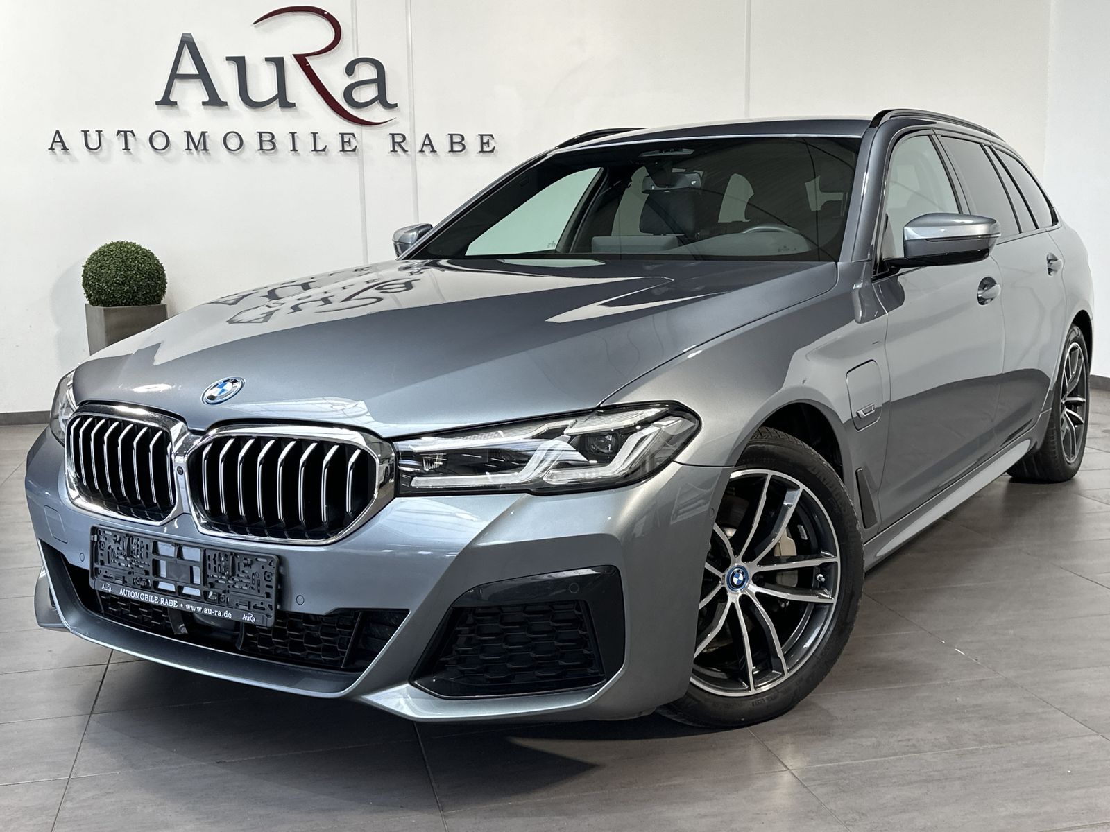 Fahrzeugabbildung BMW 530e Touring xDrive M-Sport NAV+LED+360°+ACC+LC