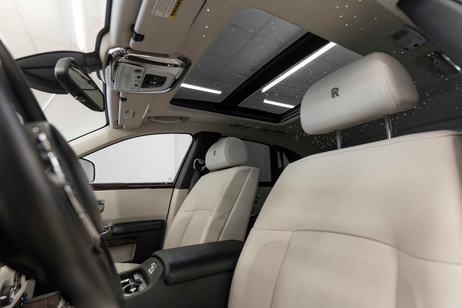 Fahrzeugabbildung Rolls-Royce Ghost V12 TWO TONE FACELIFT STERNHIMMEL KÜHLBOX