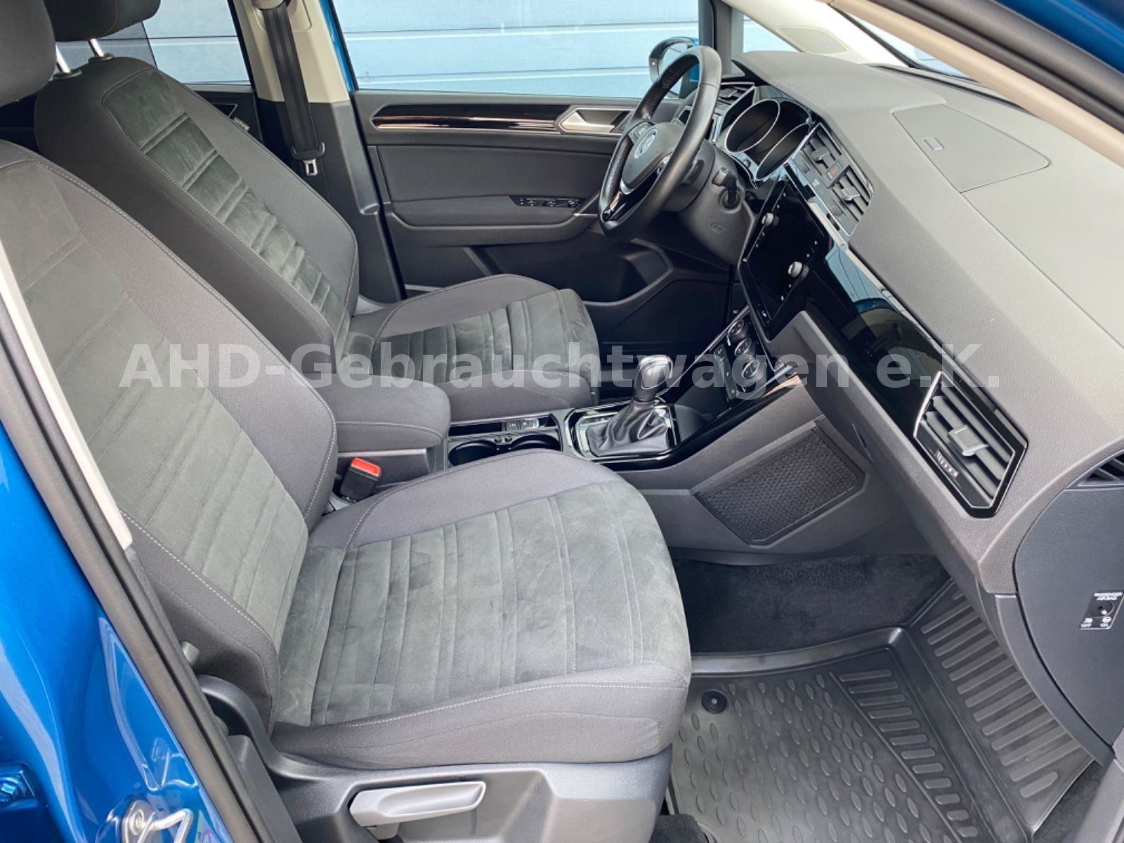 Fahrzeugabbildung Volkswagen Touran 1.5 TSI Highline R-Line LED AHK 7-Sitzer