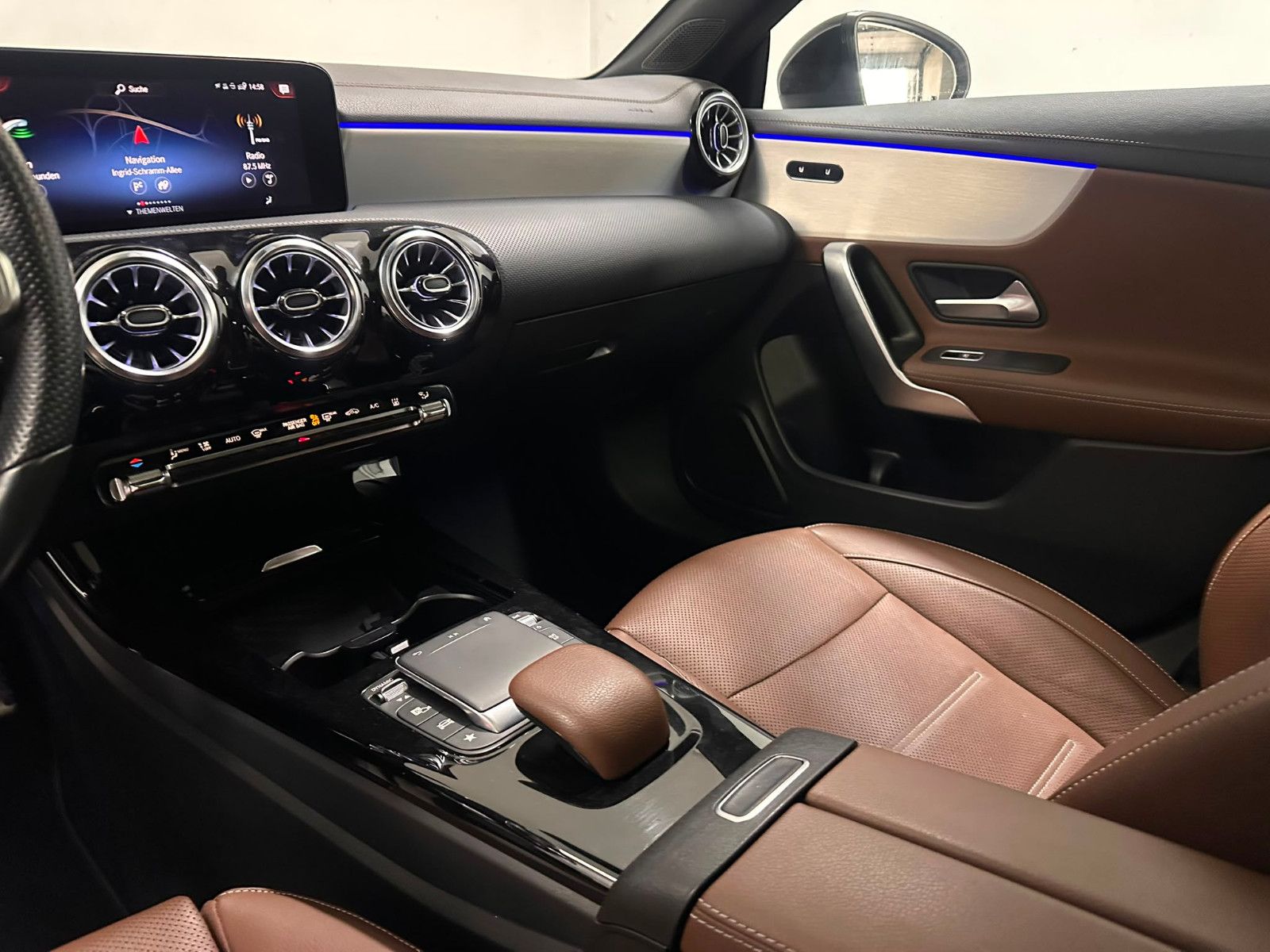 Fahrzeugabbildung Mercedes-Benz CLA 250 e Shooting Brake *AMG-LINE*PANORAMA*AHK*