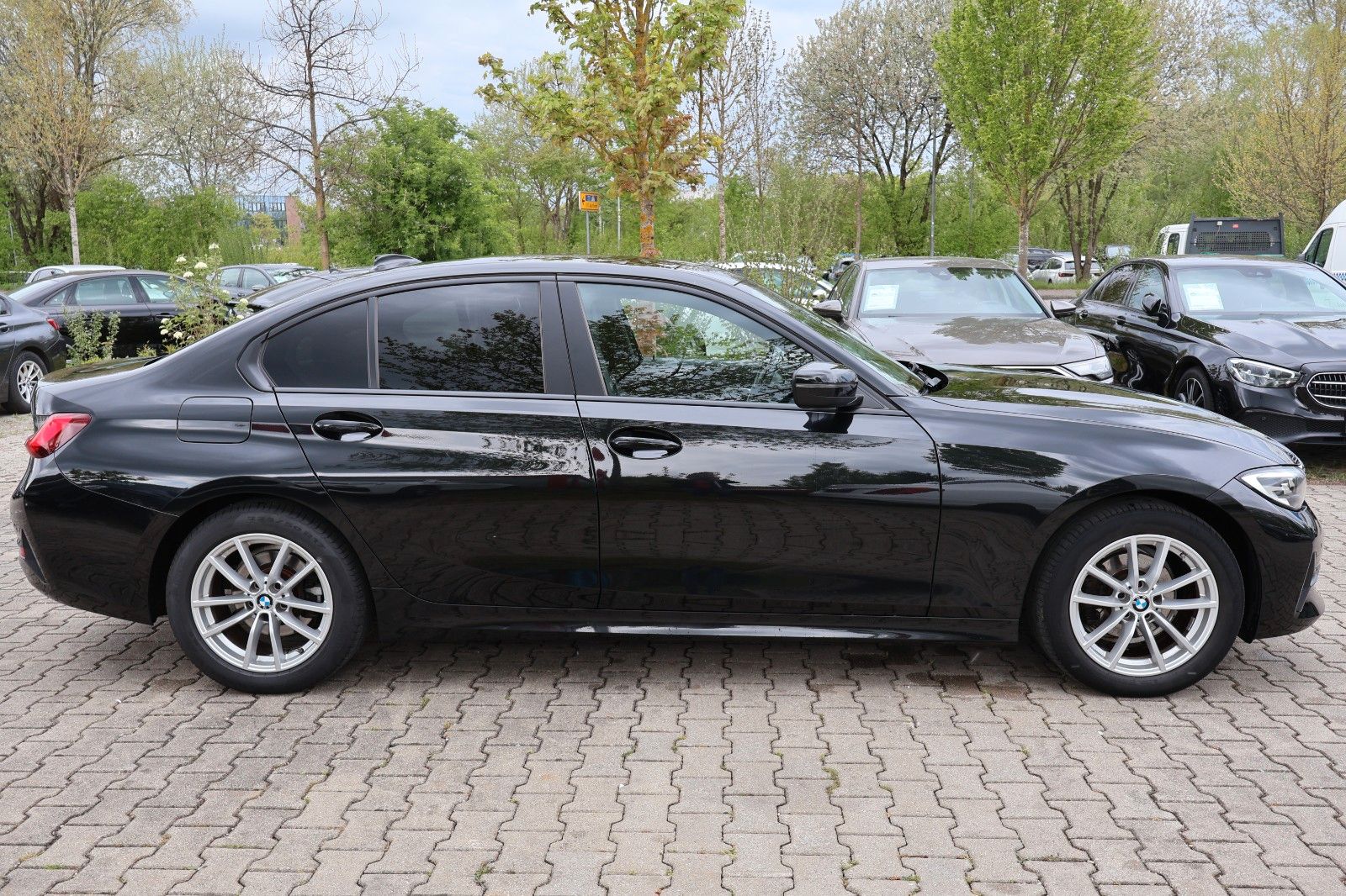 Fahrzeugabbildung BMW 318 Baureihe 3 Lim. 318 d Advantage