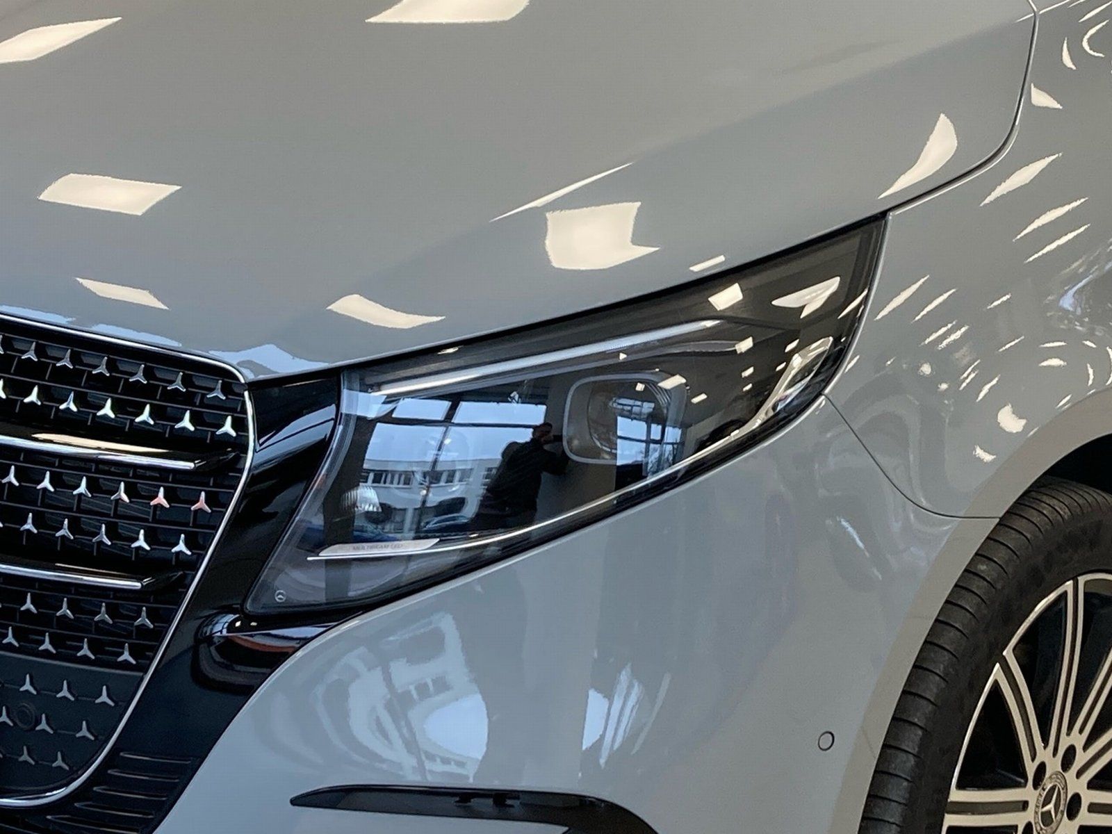 Fahrzeugabbildung Mercedes-Benz V 300d 4M AVANTGARDE L*Pano*Airmatic*AHK*Distron