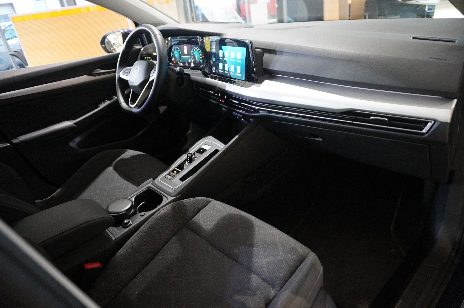 Fahrzeugabbildung Volkswagen Golf VIII Lim. 2.0 TDI LIFE DSG NAVI/LED/KAMERA