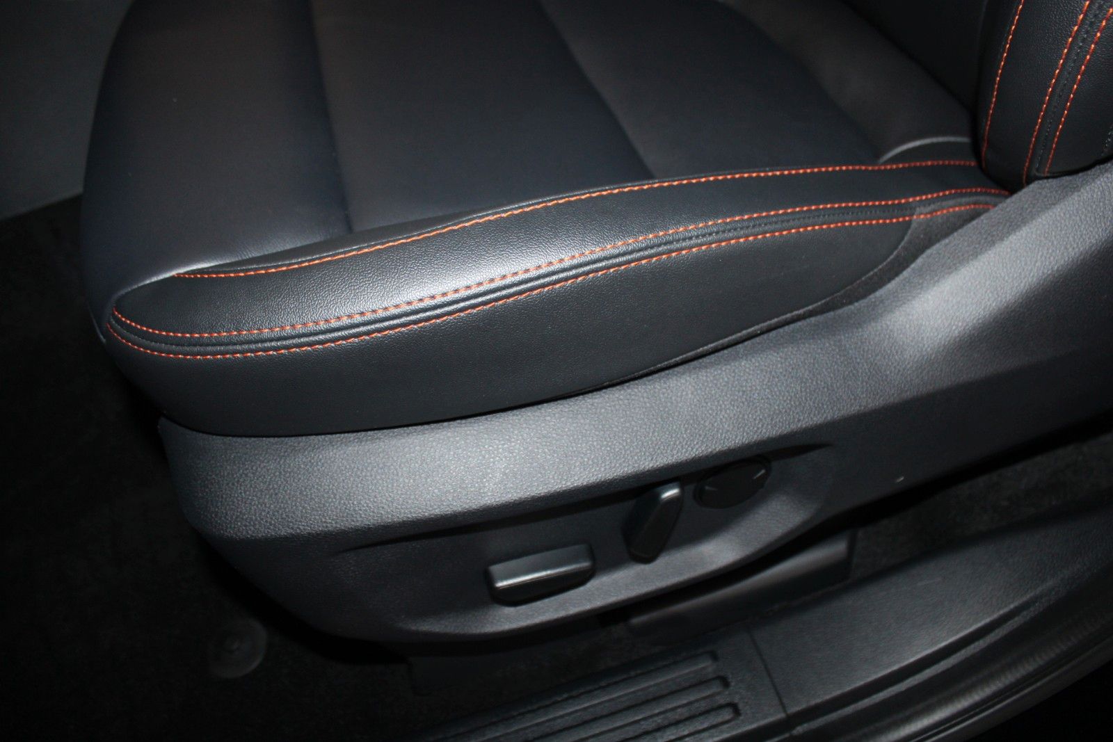 Fahrzeugabbildung Ford Ranger PHEV Wildtrak AHK ROLLO B&O ACC 360°