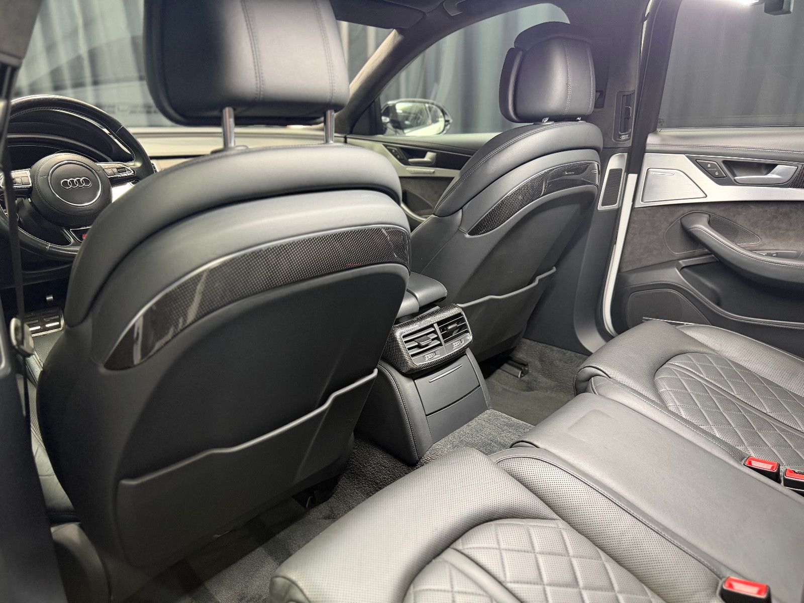 Fahrzeugabbildung Audi S8 4.0 TFSI quattro plus |KERAMIK|CARBON|MASSAGE