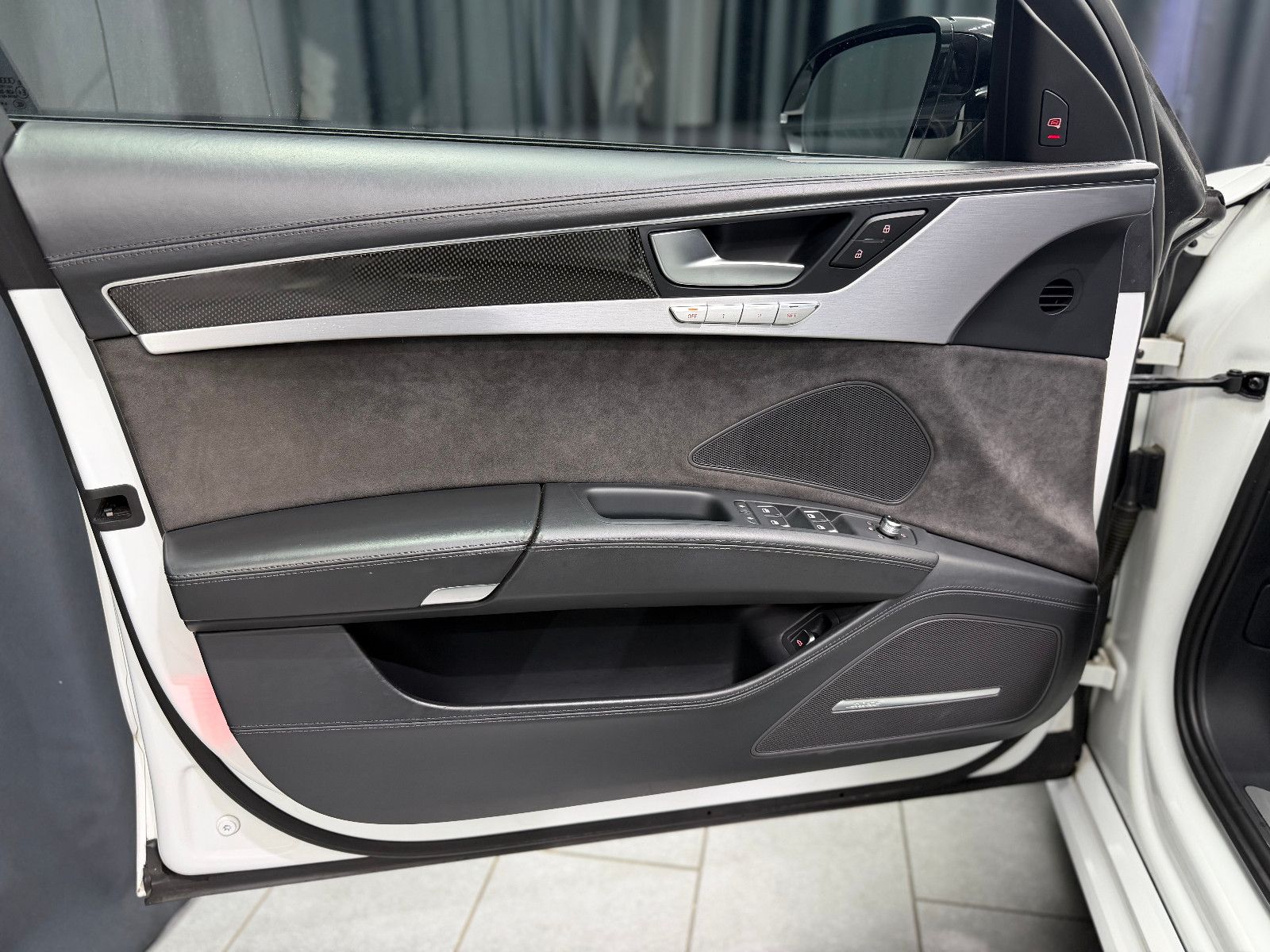 Fahrzeugabbildung Audi S8 4.0 TFSI quattro plus |KERAMIK|CARBON|MASSAGE