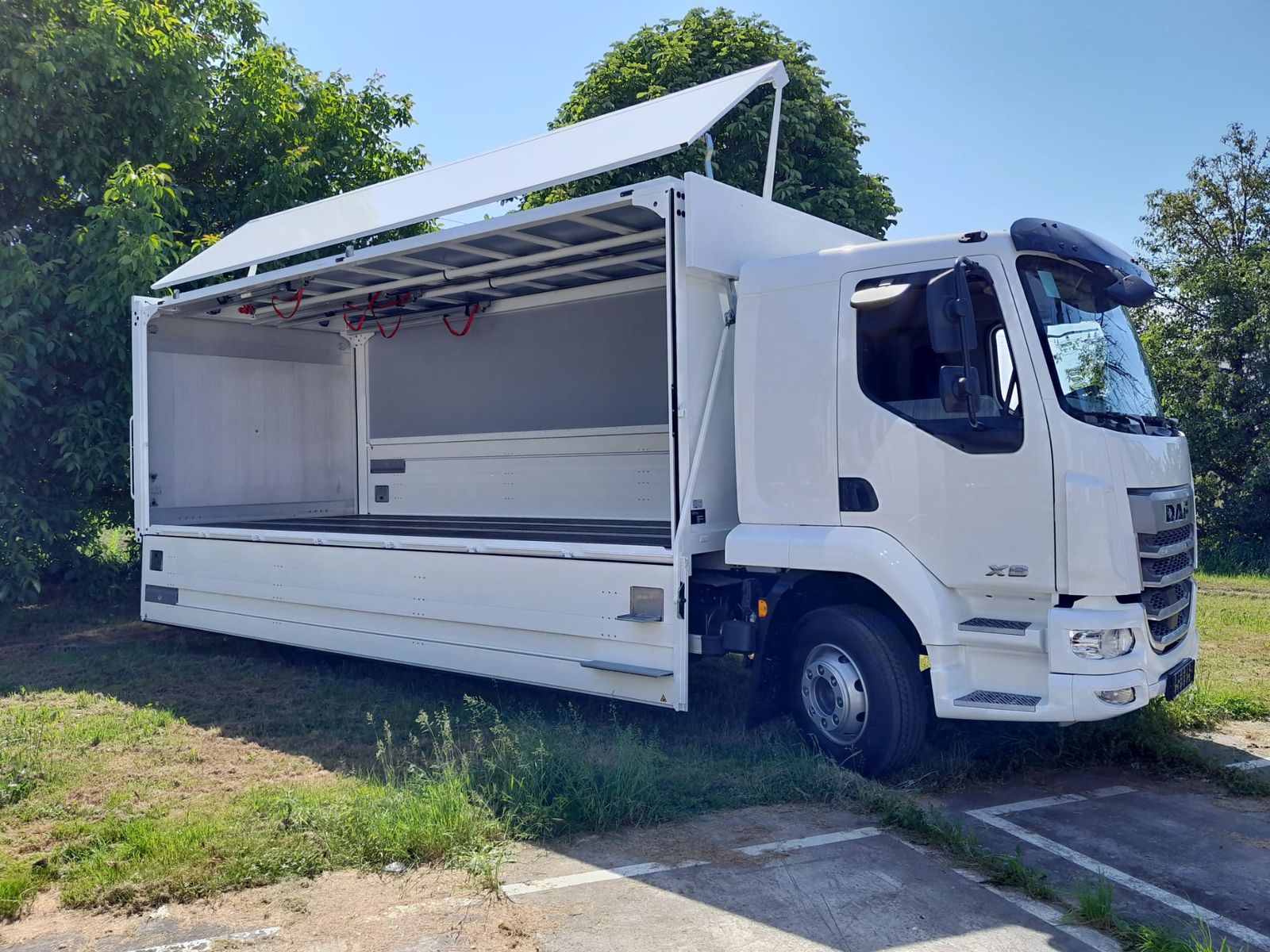 Fahrzeugabbildung DAF FA XB 290 16t Swing-Board-Aufbau