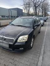 Toyota Avensis - Toyota Avensis aus 2004 mit Diesel-Antrieb