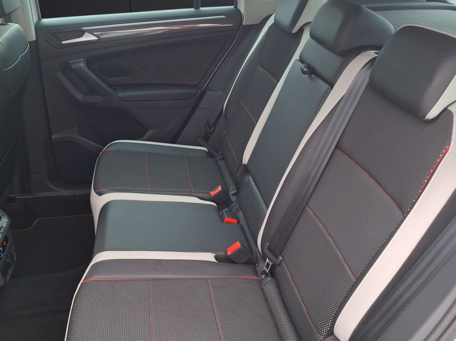 Fahrzeugabbildung Volkswagen Tiguan TDI Urban Sport DSG LED AHK Navi AID ACC