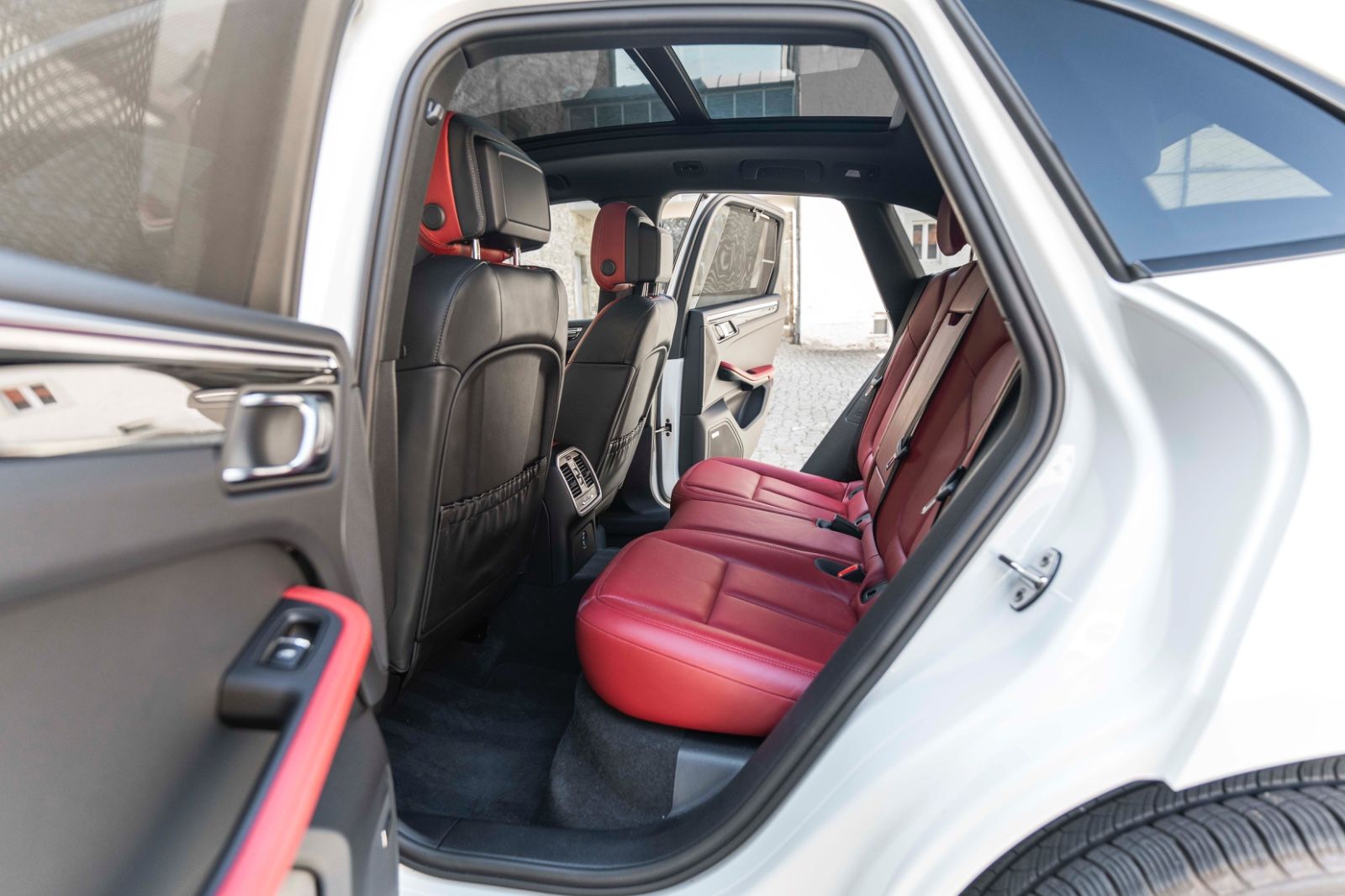 Fahrzeugabbildung Porsche Macan PASM CHRONO LED CARPLAY PANO 360° BOSE PDC