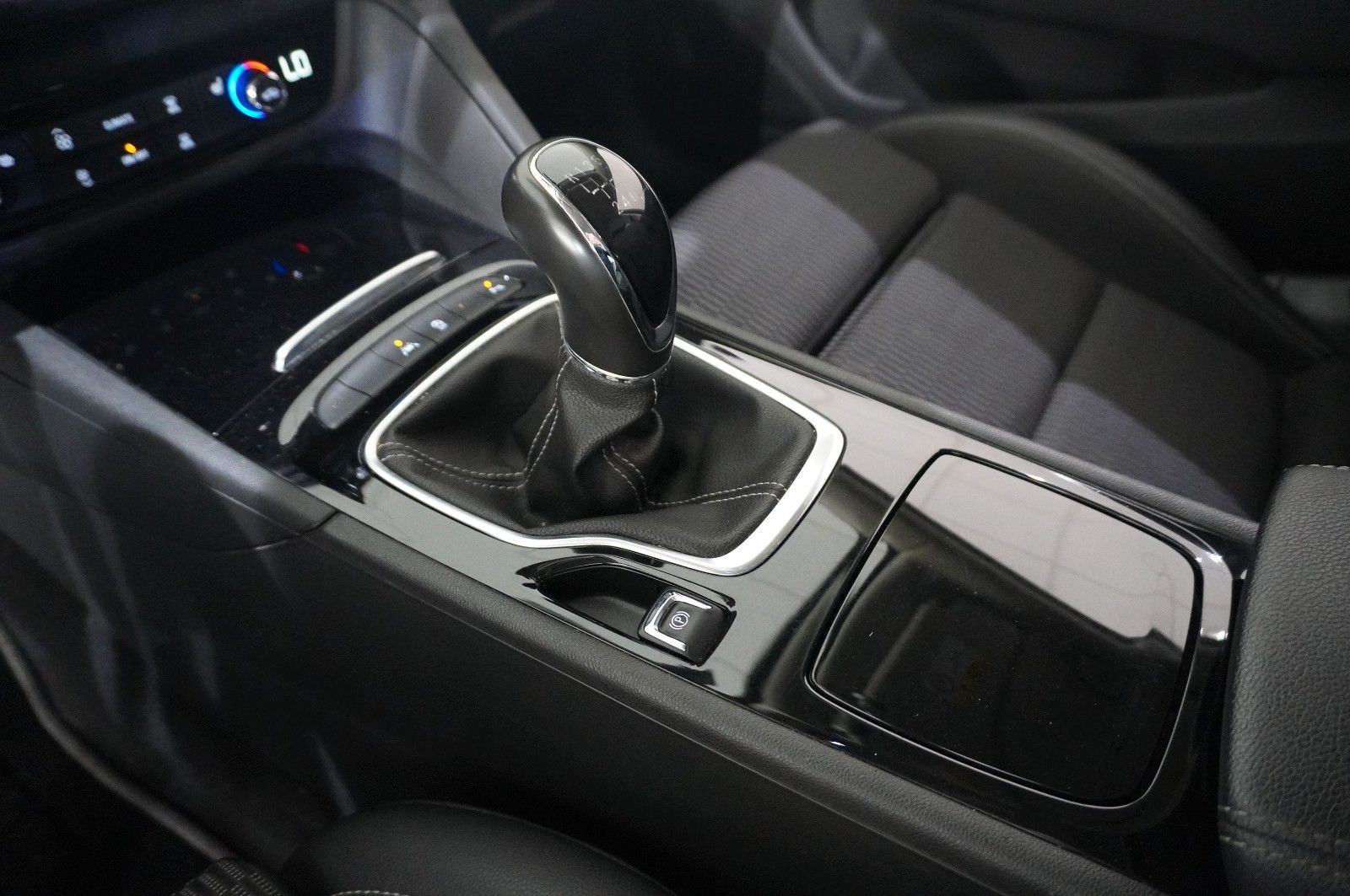 Fahrzeugabbildung Opel Insignia B ST 2.0D DYNAMIC 4X4 NAVI/LED/SHZ/AHK