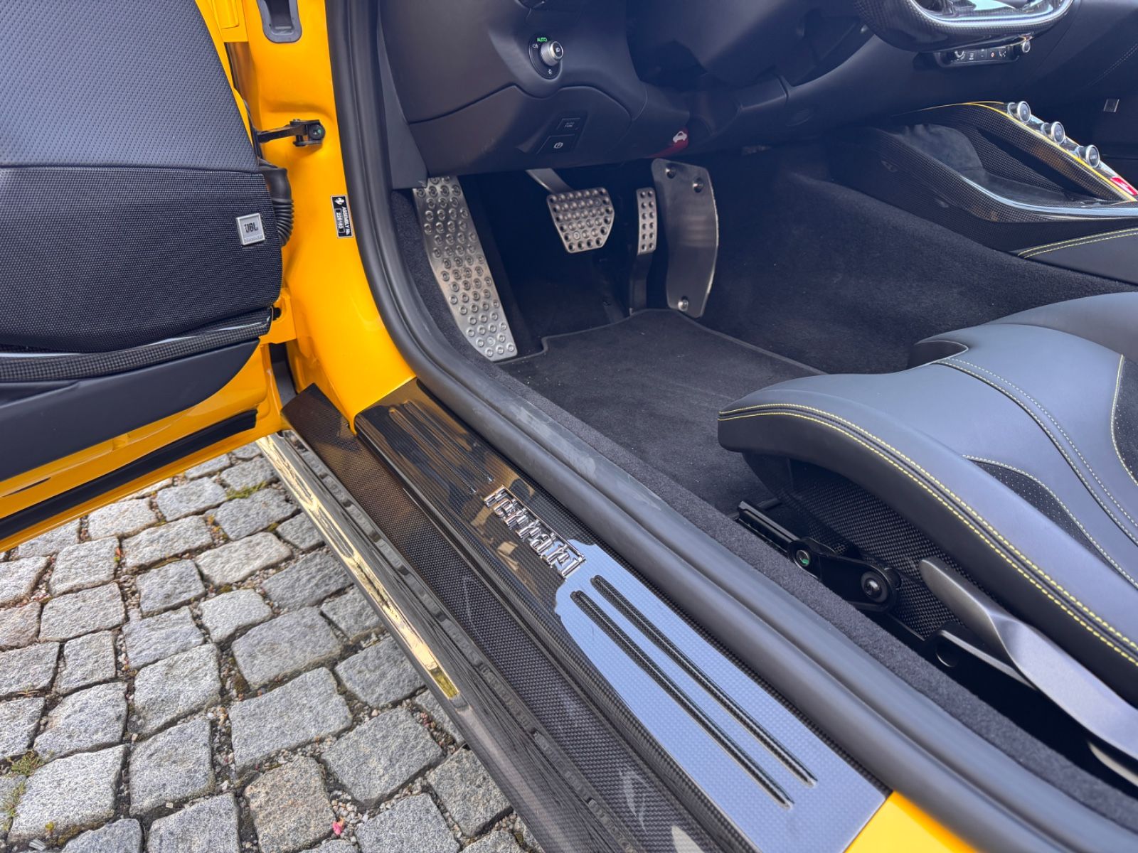 Fahrzeugabbildung Ferrari 812 GTS*Atelier*all Carbon*painted*ADAS