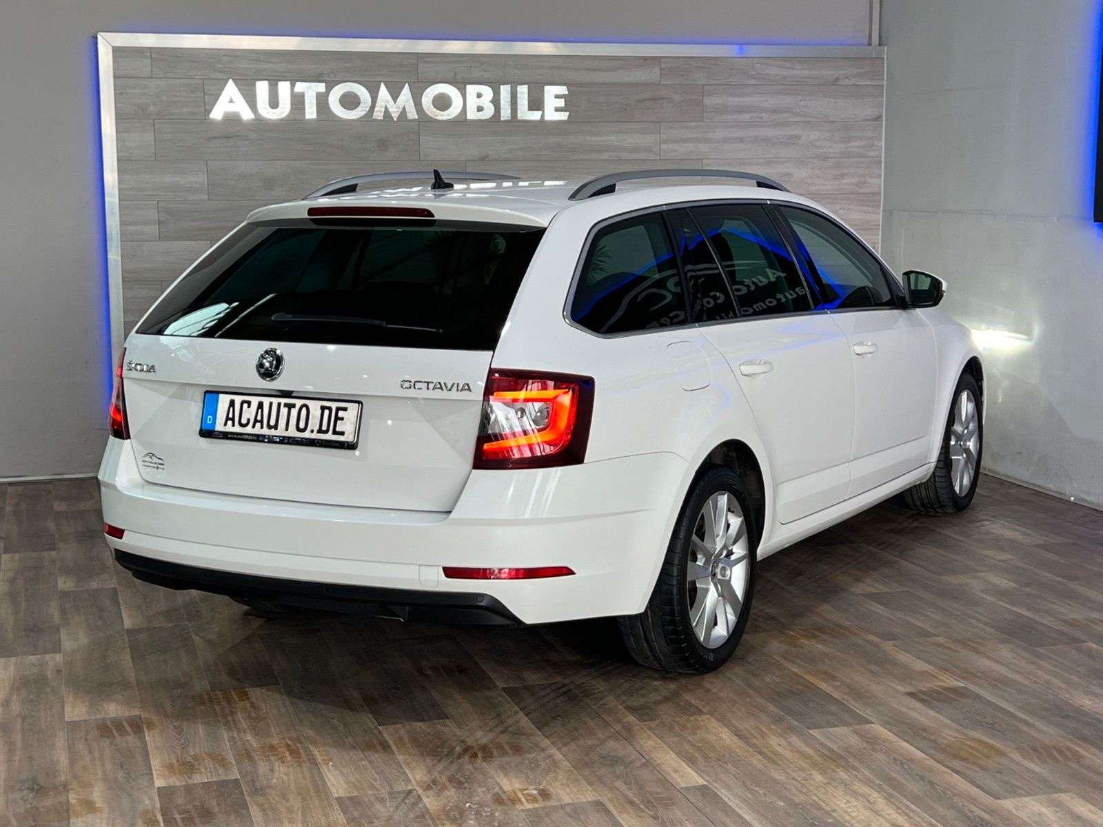Fahrzeugabbildung SKODA Octavia Combi Premium Edition *Leder*Kamera*LED