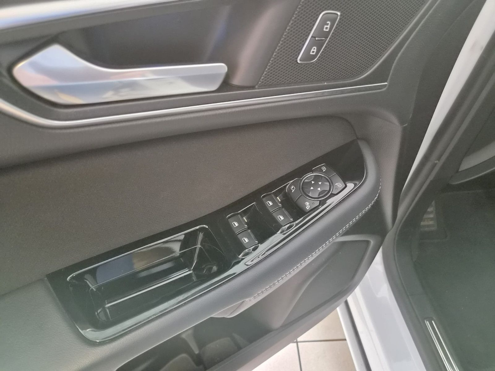 Fahrzeugabbildung Ford S-MAX Titanium / 1. HAND / NAVI / AHK /