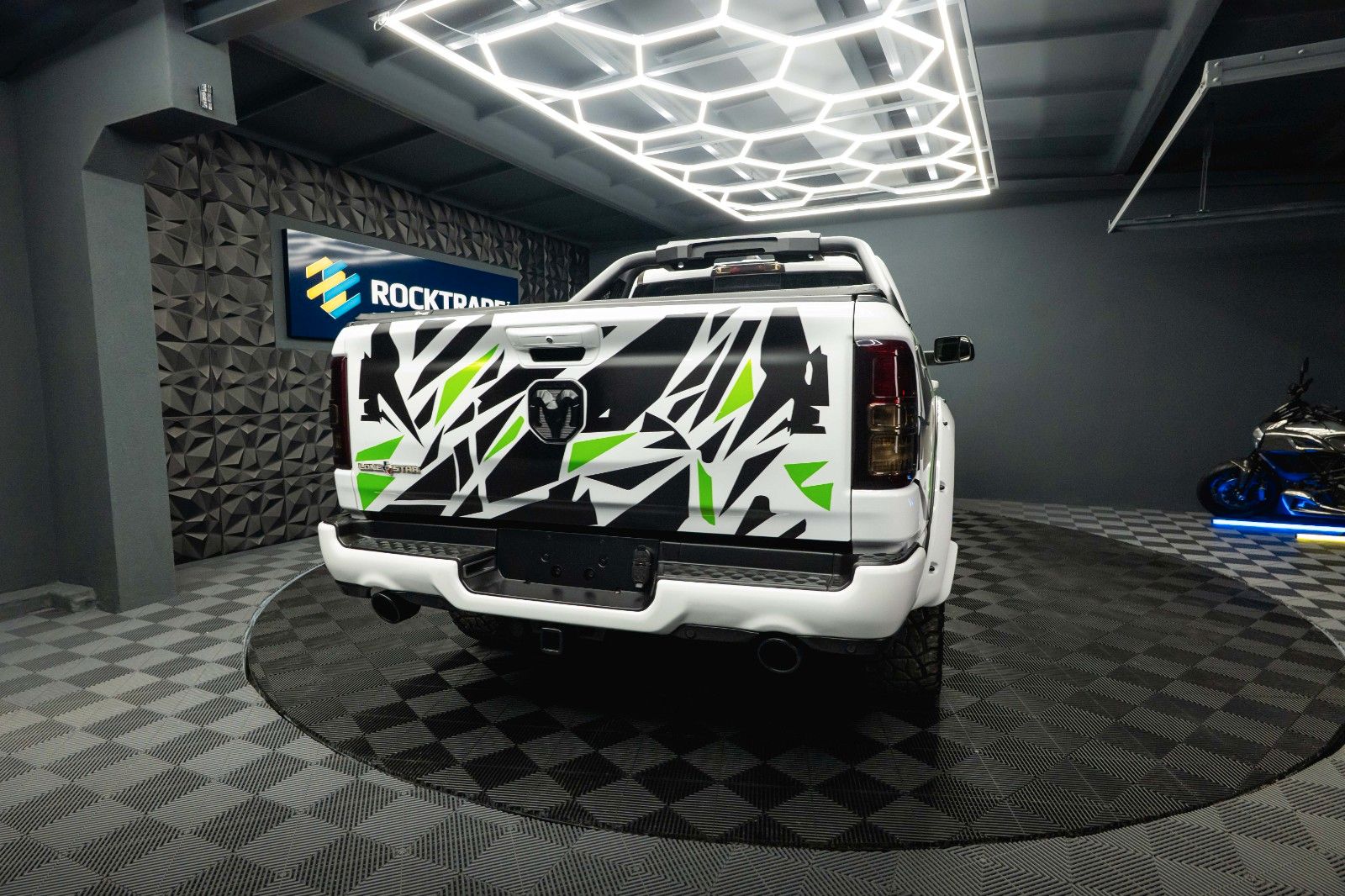 Fahrzeugabbildung Dodge RAM 5.7 V8 HEMI 4x4 OFFROAD Night-Paket LONGBED