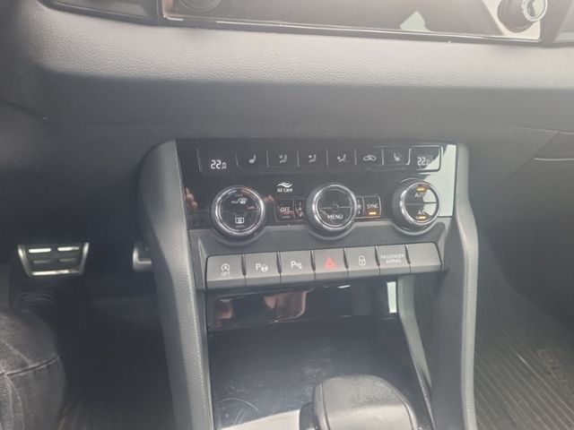 Fahrzeugabbildung SKODA Karoq 1.5 TSI DSG Sportline NAVI ACC AHK CLIMA