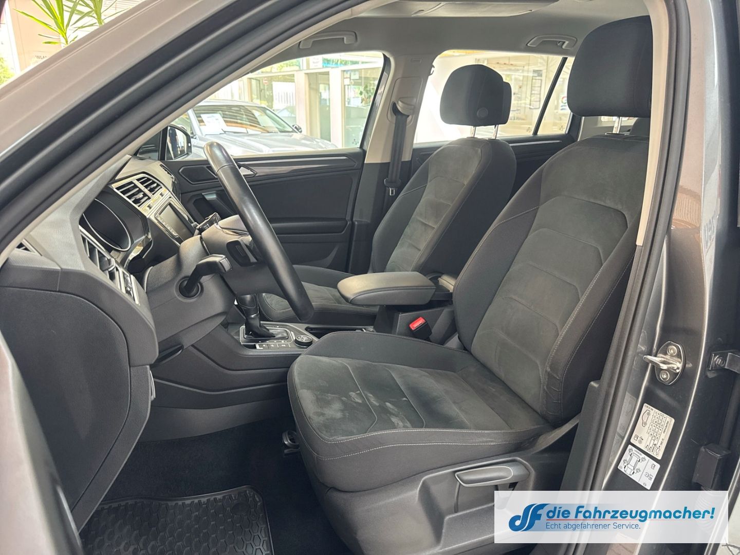 Fahrzeugabbildung Volkswagen Tiguan Highline R-LINE 4Motion 2.0 TSI DSG Sport