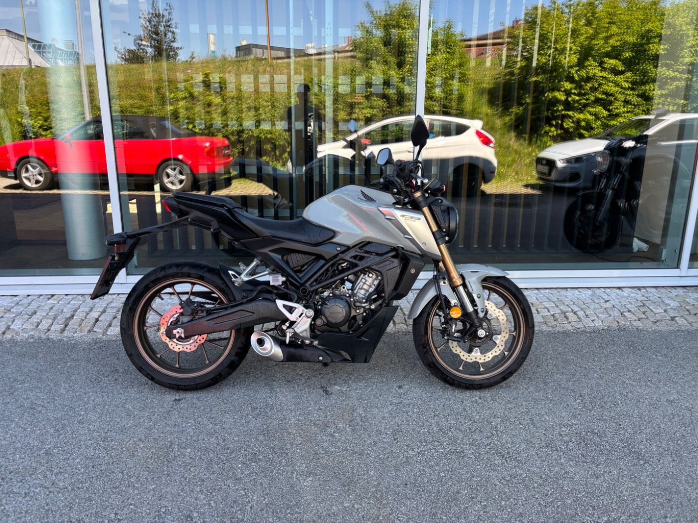 Fahrzeugabbildung Honda CB 125 R mit Tieferlegung